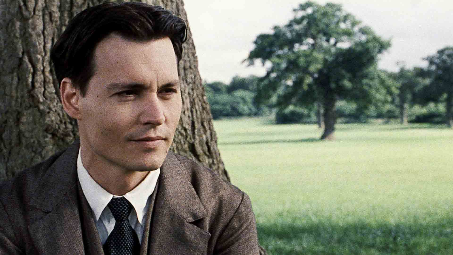 جانی دپ در کنار یک درخت در فیلم Finding Neverland