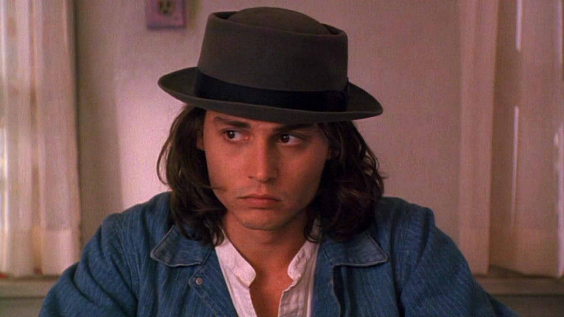 جانی دپ با کلاه و لباس آبی در فیلم Benny & Joon
