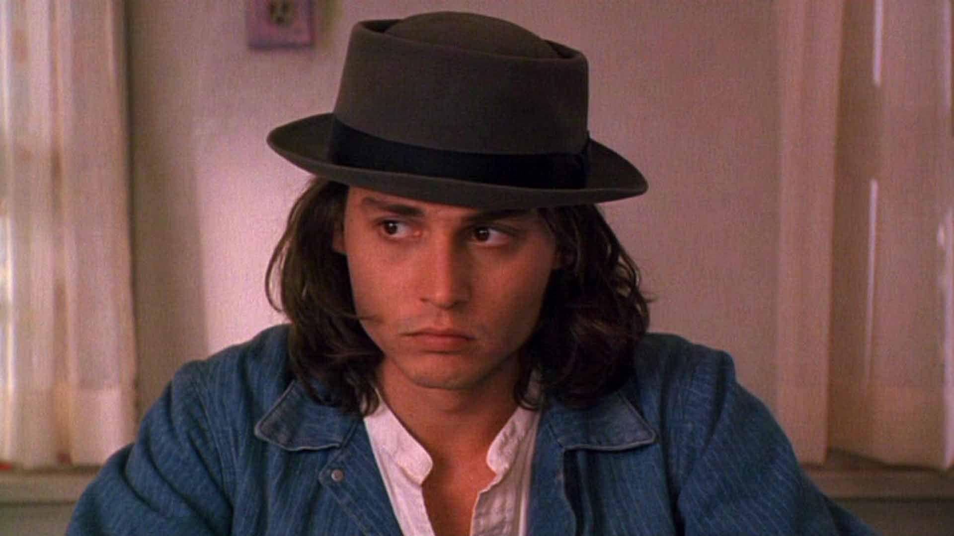 جانی دپ با کلاه و لباس آبی در فیلم Benny & Joon