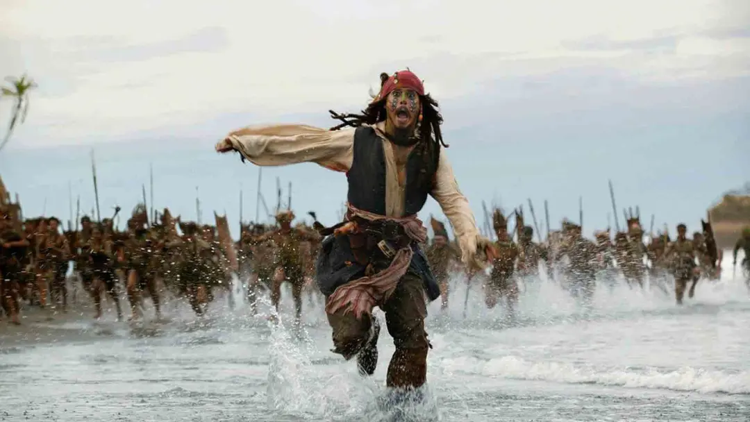 جانی دپ در نقش جک اسپارو در حال فرار در فیلم Pirates of the Caribbean Dead Man's Chest