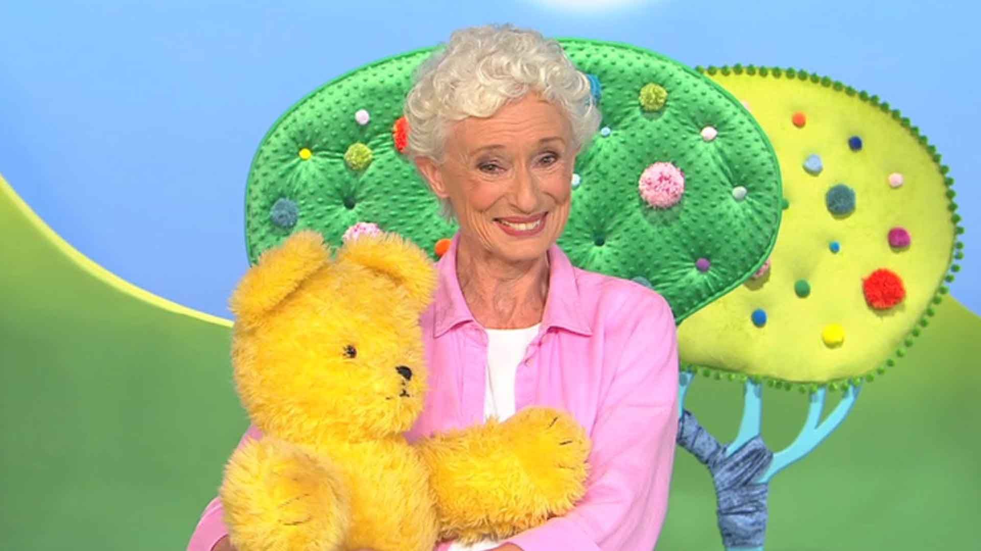 پیرزنی به همراه عروسک در سریال Play School