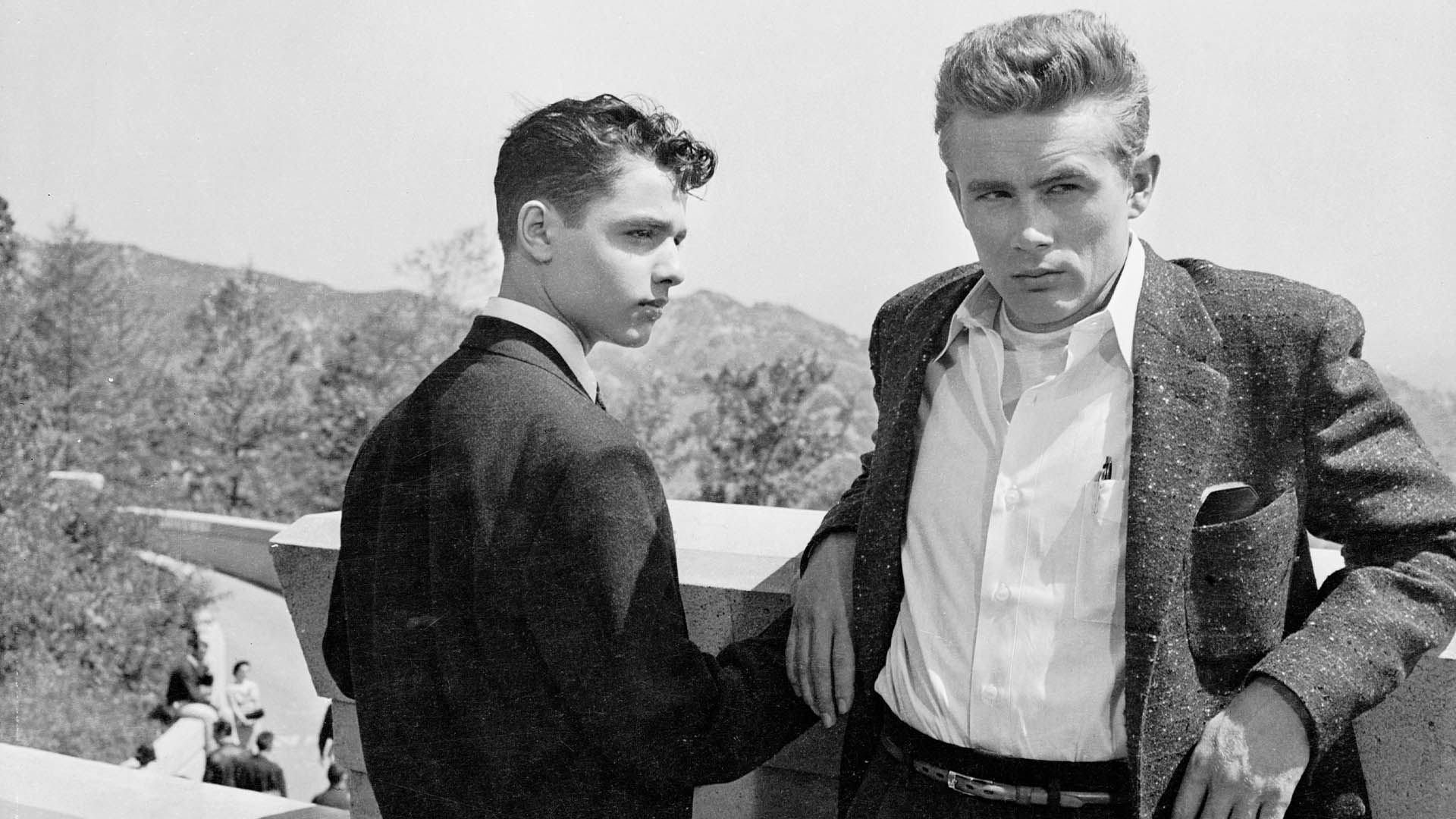 جیمز دین و سال مینئو در حال ایفای نقش در فیلم Rebel Without a Cause