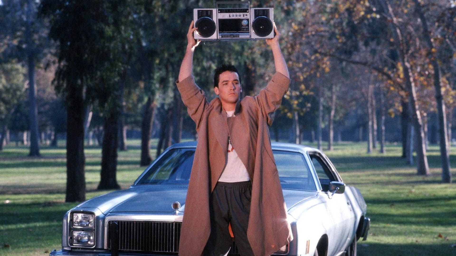 جان کیوسک درحال نگه داشتن یک ضبط صوت در فیلم Say Anything