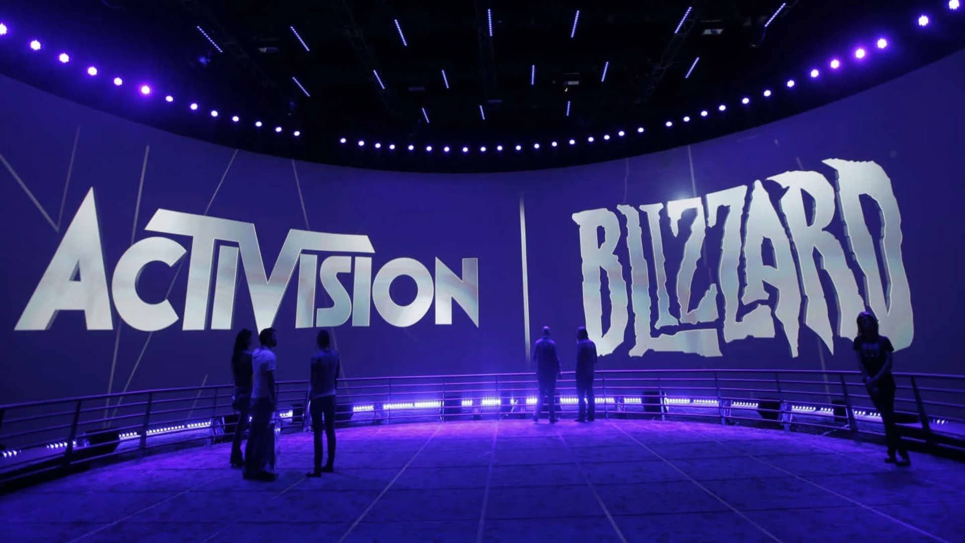 لوگوی Activision Blizzard روی نمایشگر بزرگ