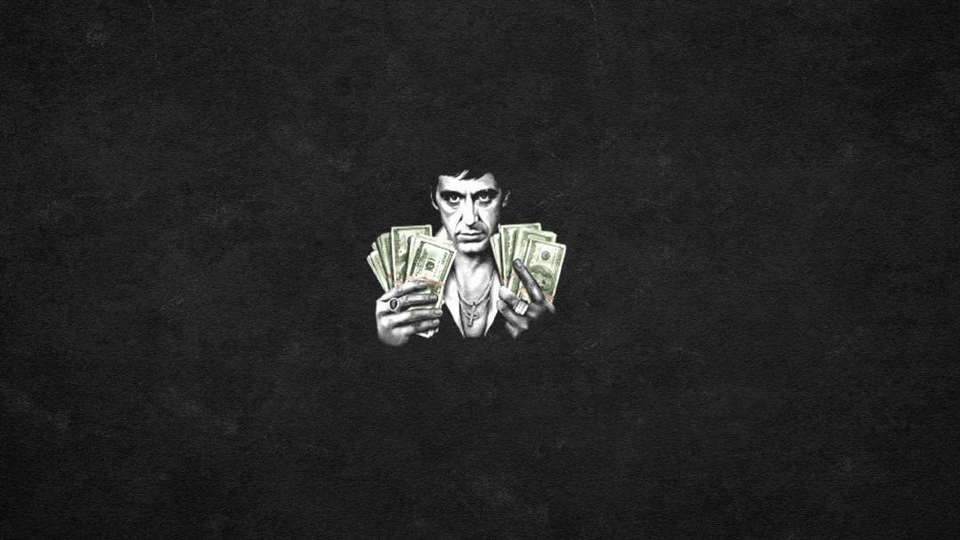 پوستر فیلم scarface با تصویری از آل پاچینو و پول‌هایی در دست او