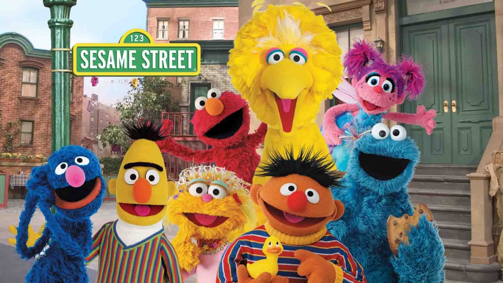 عروسک‌های رنگارنگ سریال Sesame Street در کنار هم