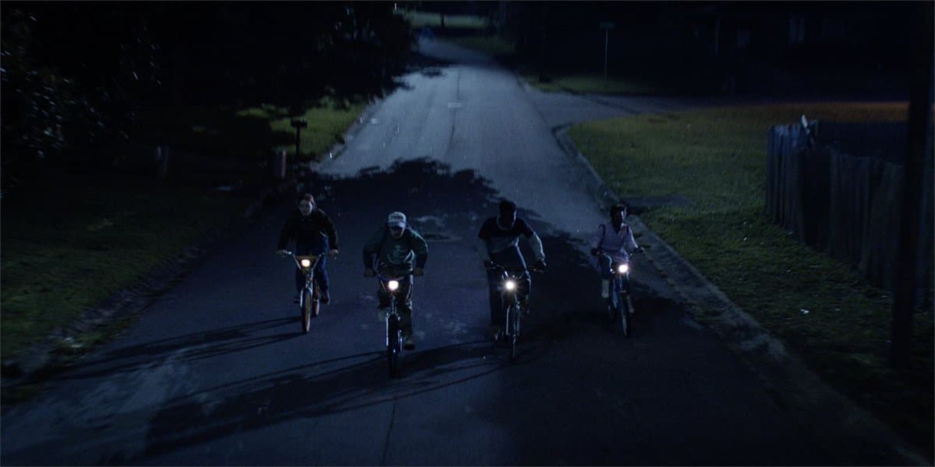 مایک، داستین، لوکاس و ویل در حال دوچرخه سواری در شب در فصل چهارم سریال Stranger Things
