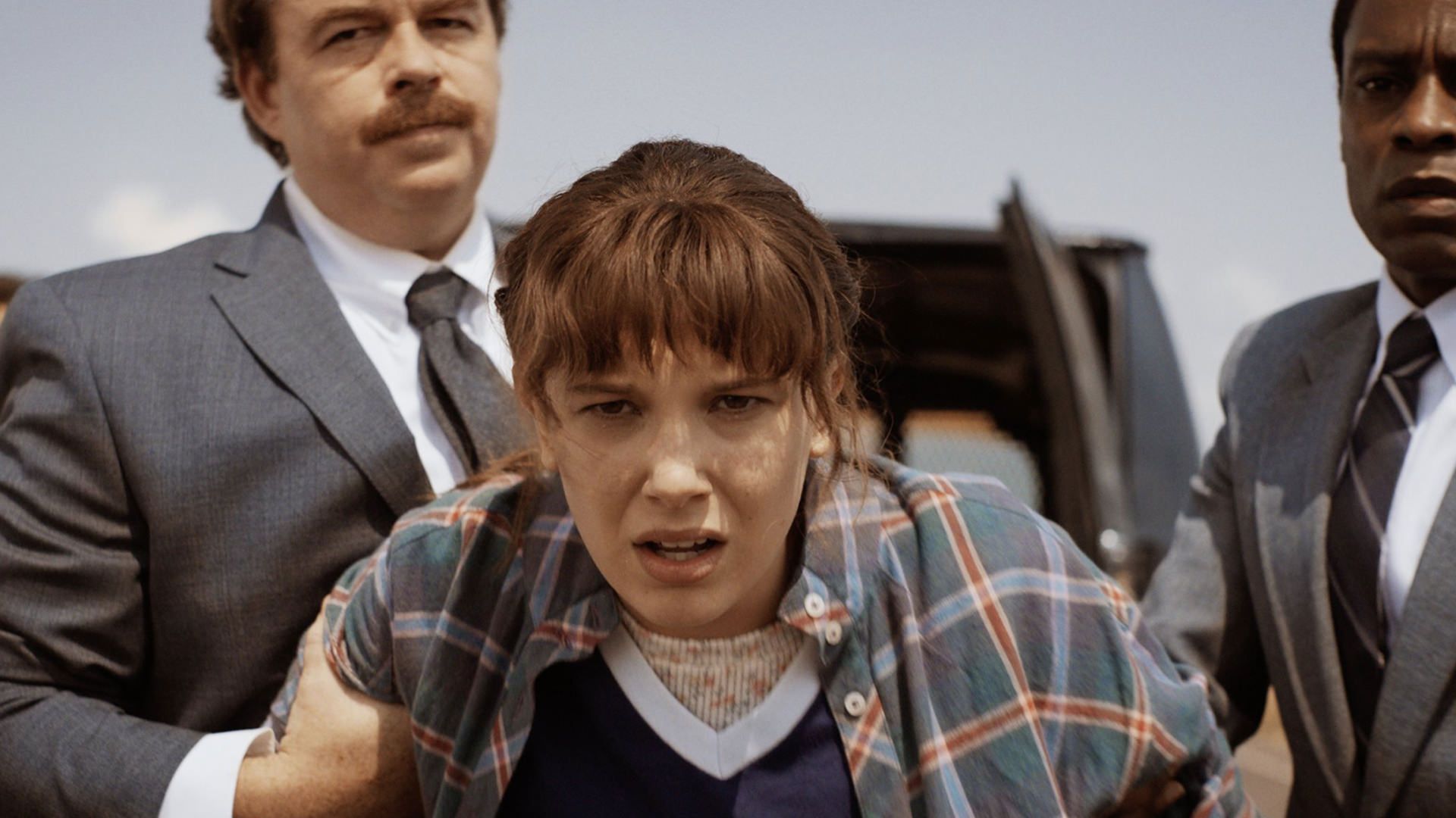 میلی بابی براون دستگیر شده توسط اشخاصی ناشناس در فصل چهارم سریال Stranger Things