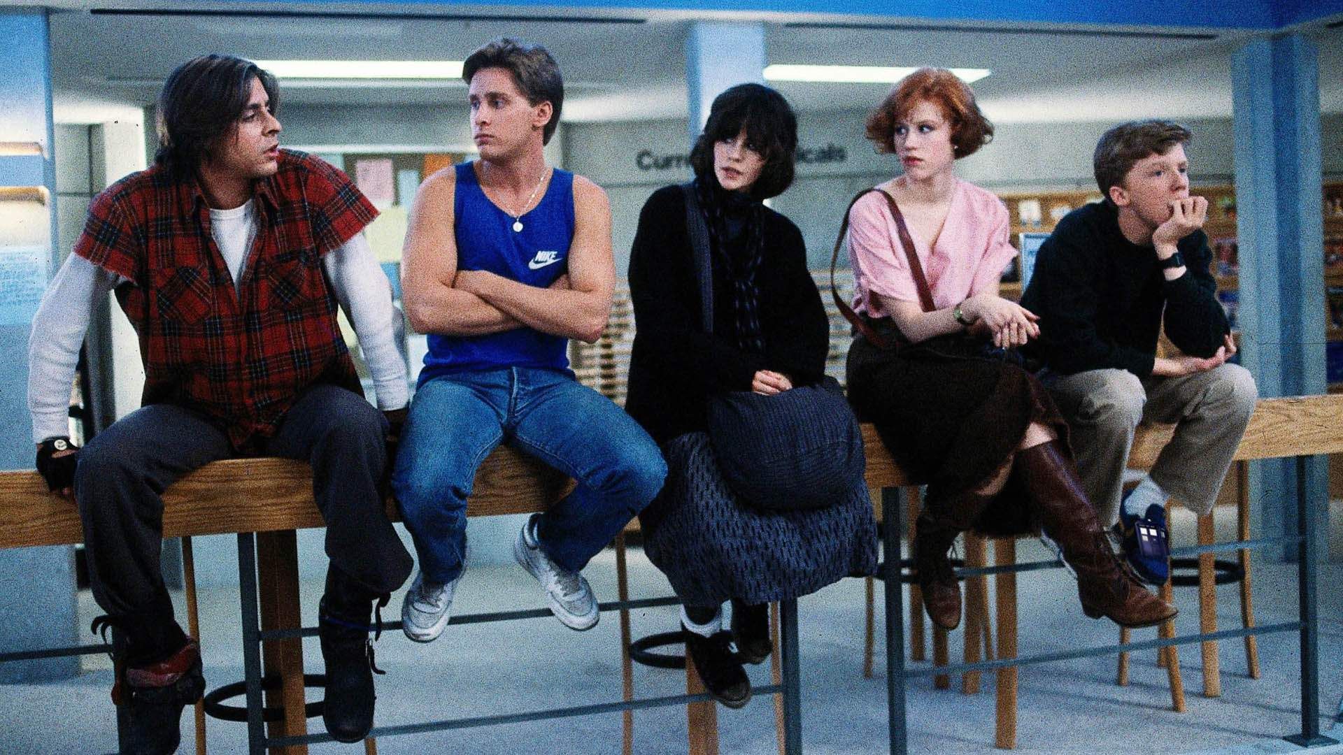 شخصیت های اصلی فیلم The Breakfast Club در حال صحبت کردن در یک جلسه تنبیهی