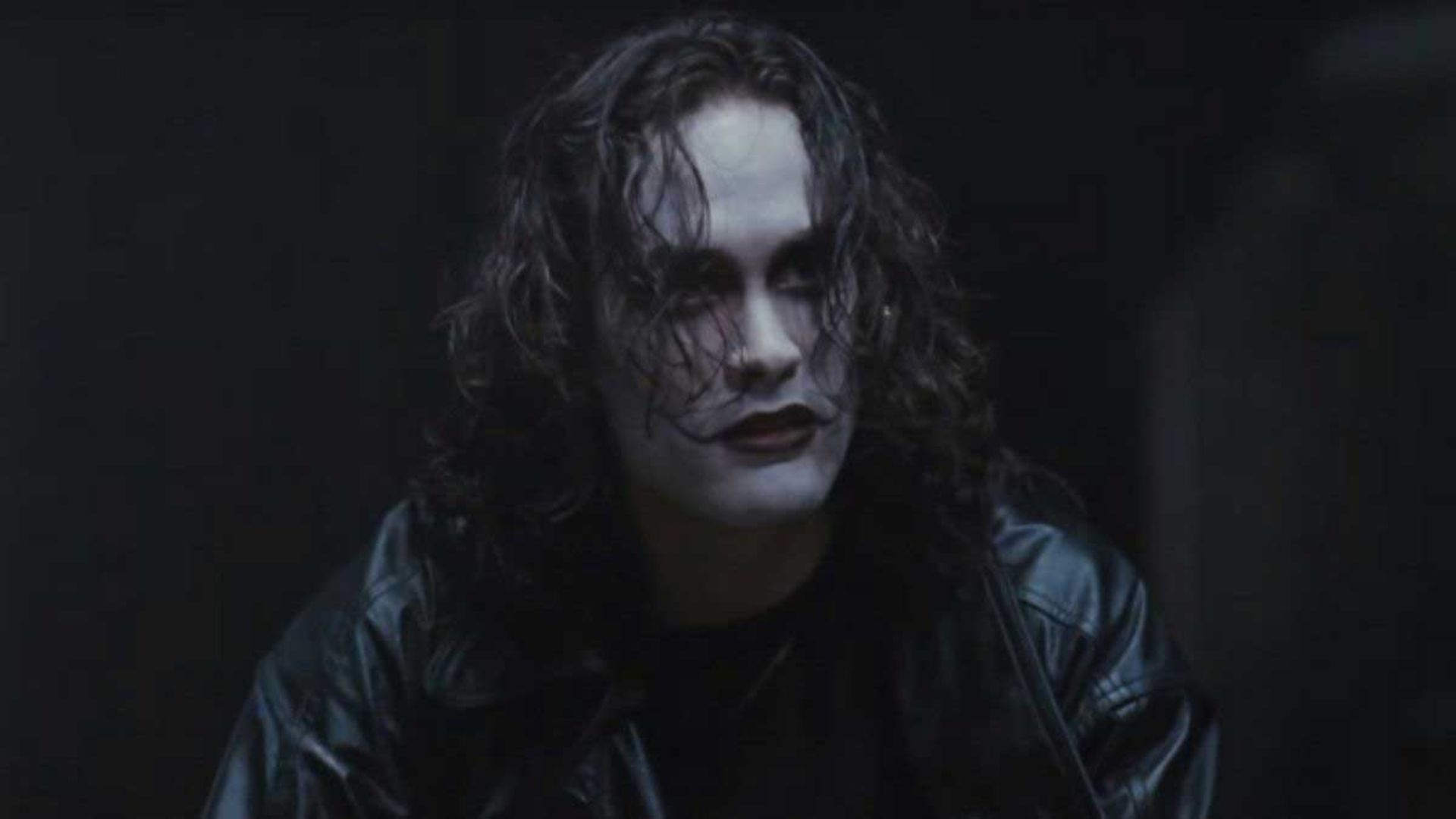 چهره سفید برندون لی با ژاکت سیاه در فیلم The Crow به کارگردانی الکس پرویاس