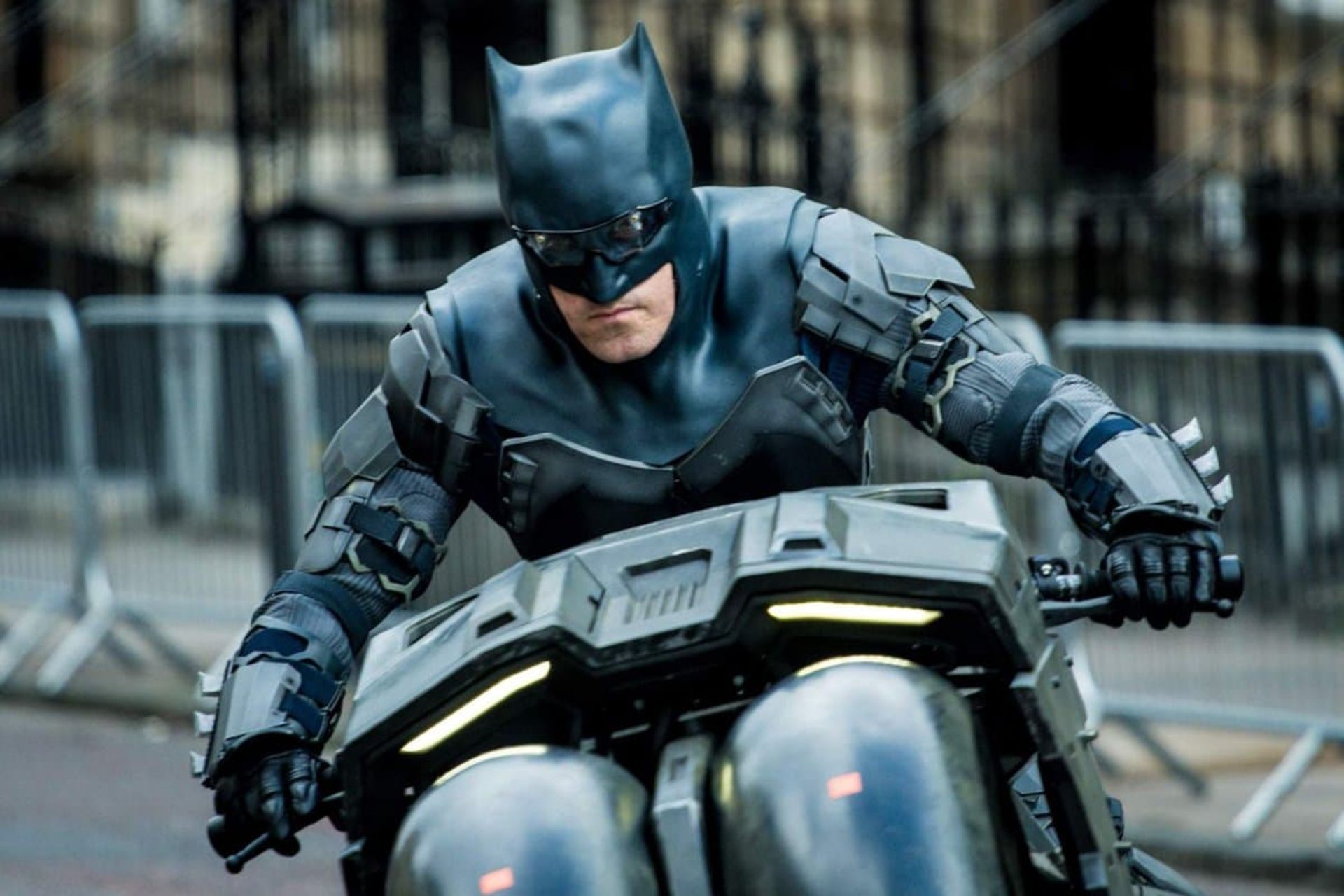 2021-8-the-flash-set-photos-best-look-yet-at-batman-performing-a-daring-stunt-02