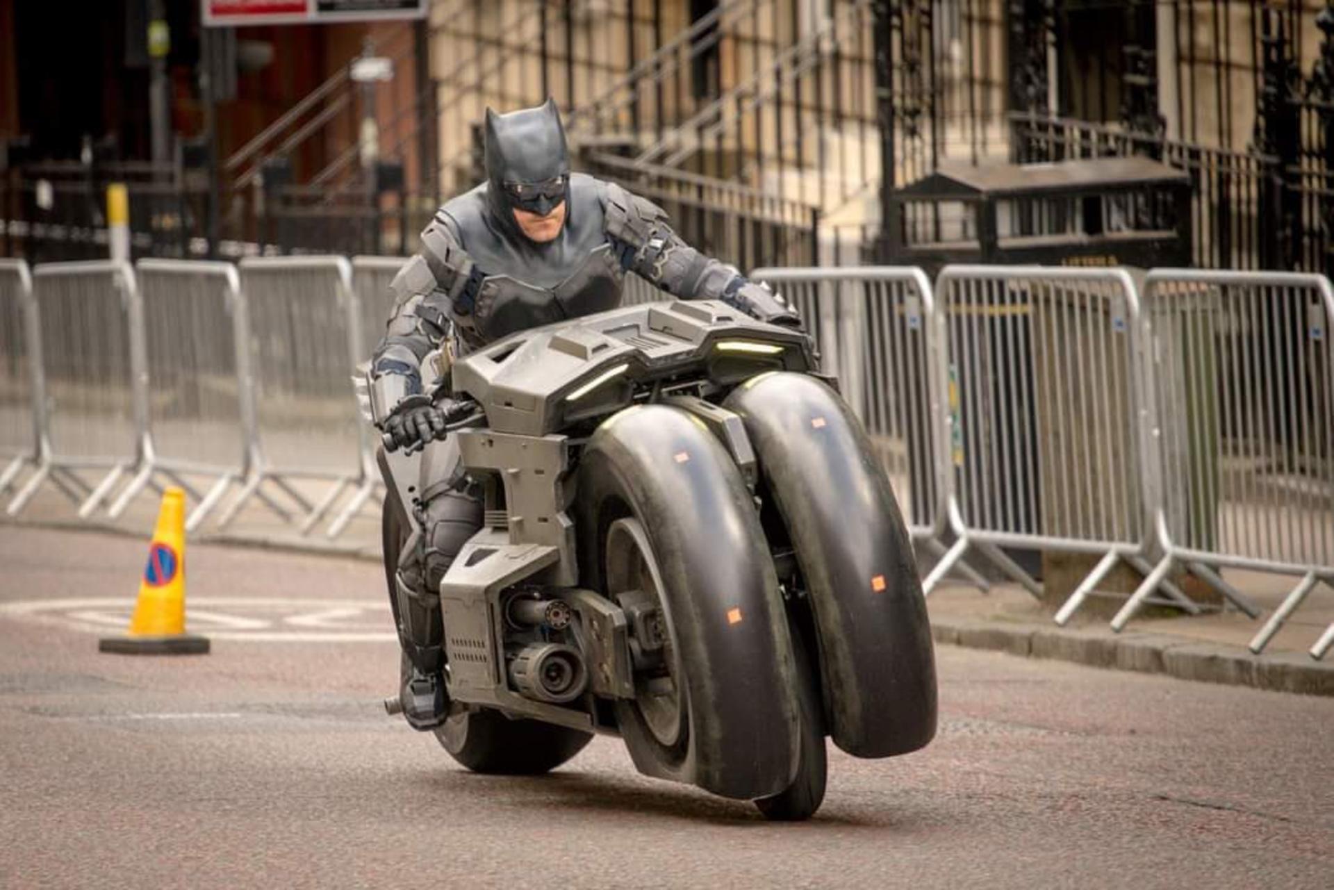 2021-8-the-flash-set-photos-best-look-yet-at-batman-performing-a-daring-stunt-03