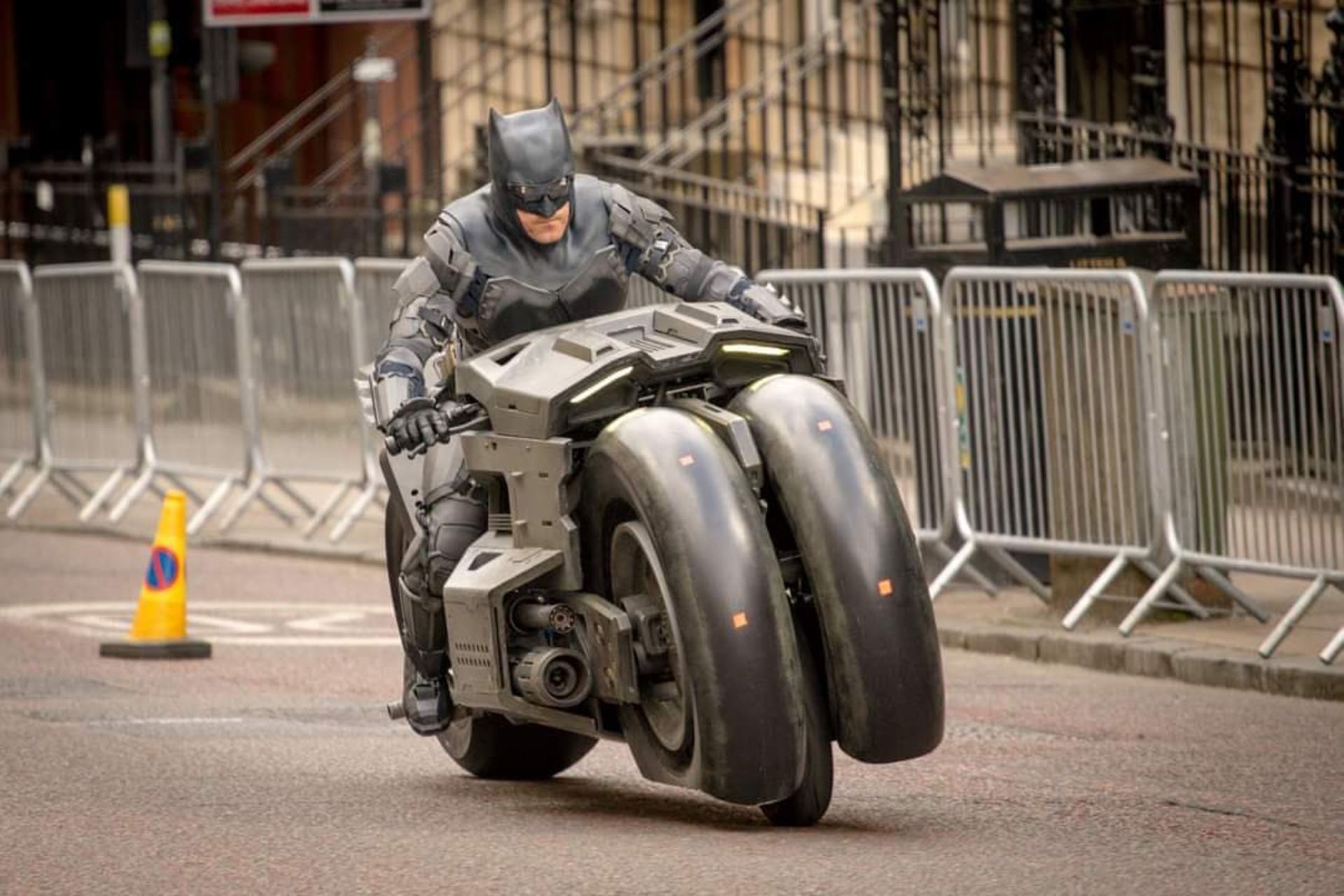 2021-8-the-flash-set-photos-best-look-yet-at-batman-performing-a-daring-stunt-03
