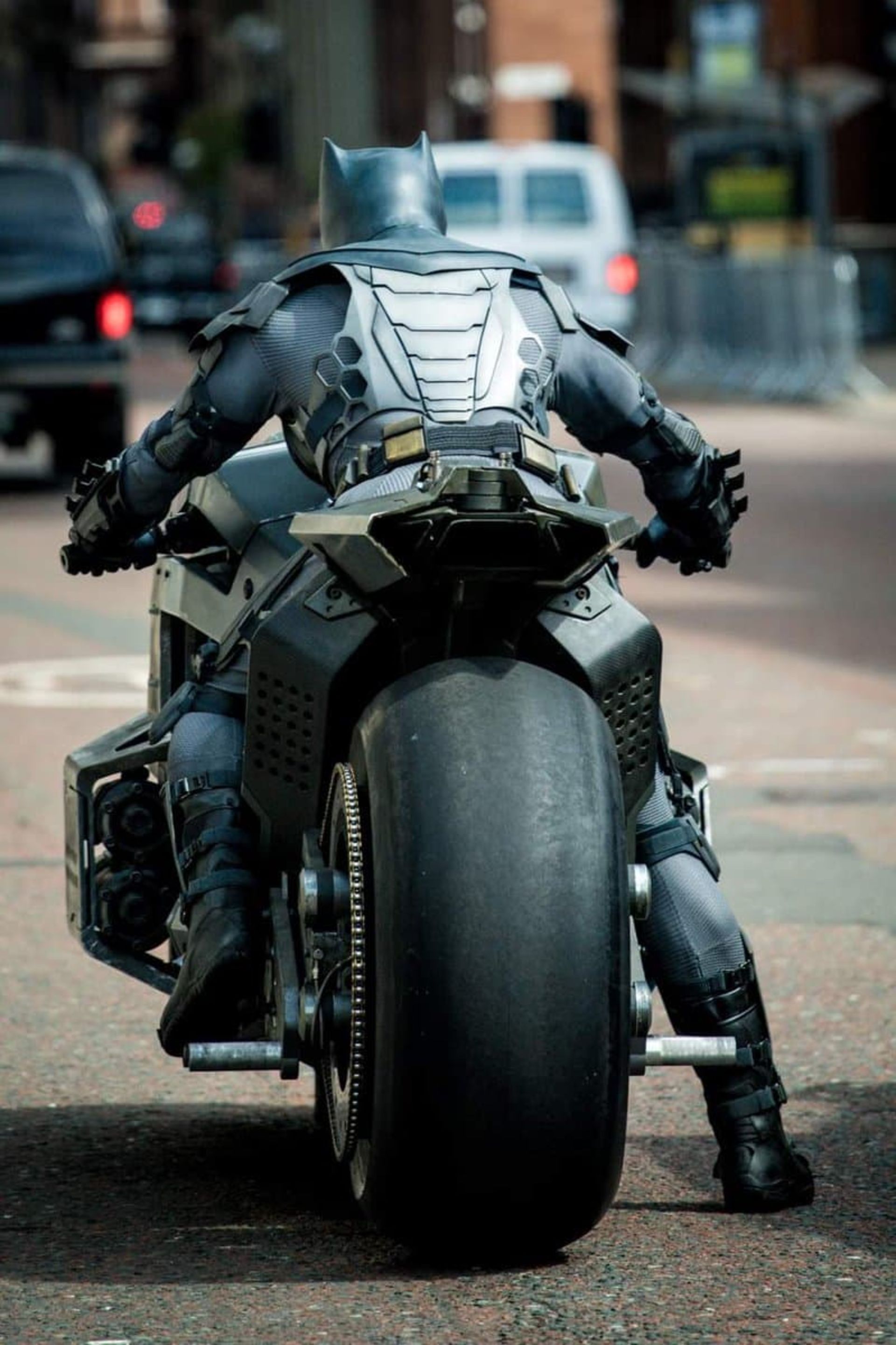 2021-8-the-flash-set-photos-best-look-yet-at-batman-performing-a-daring-stunt-04