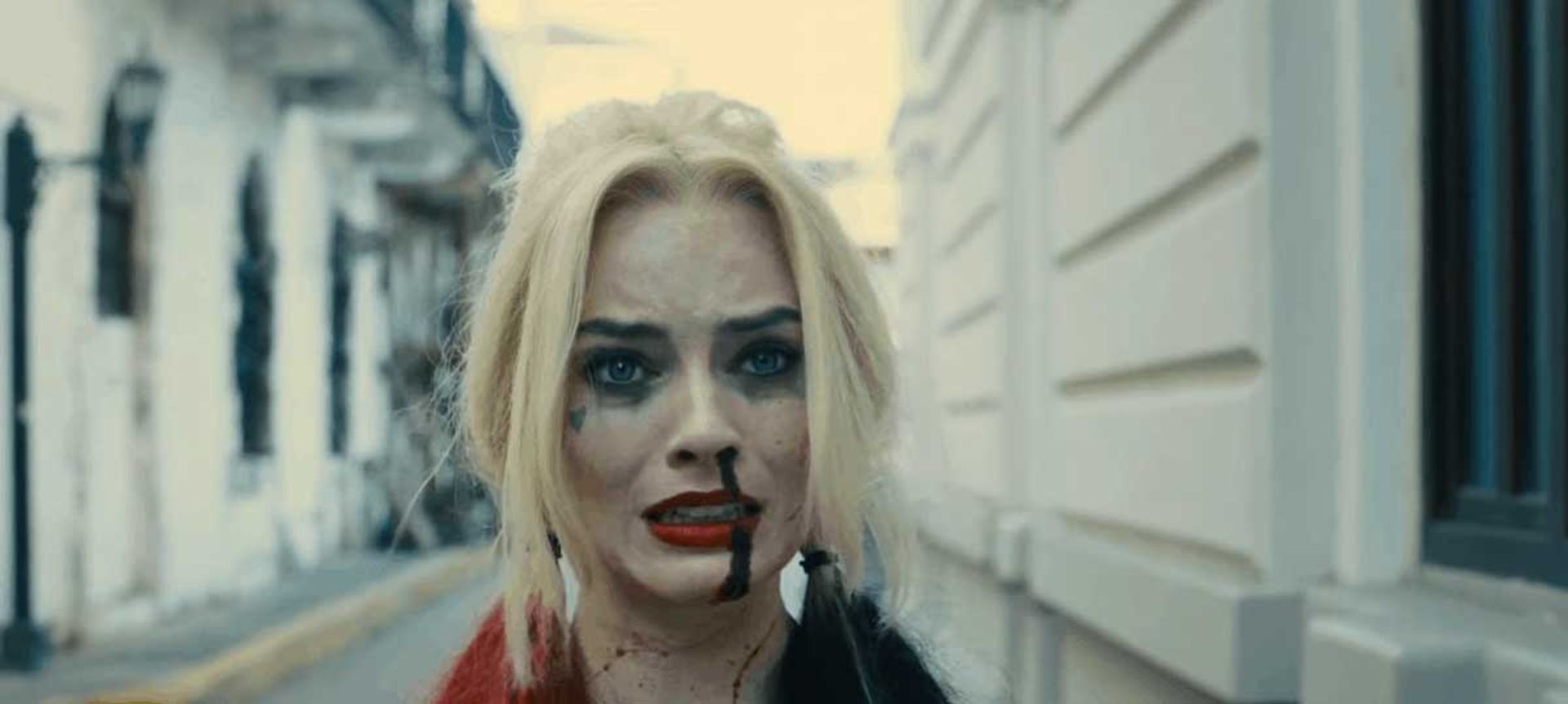 چهره غمگین و به هم ریخته هارلی کوئین با بازی مارگو رابی در فیلم The Suicide Squad جیمز گان
