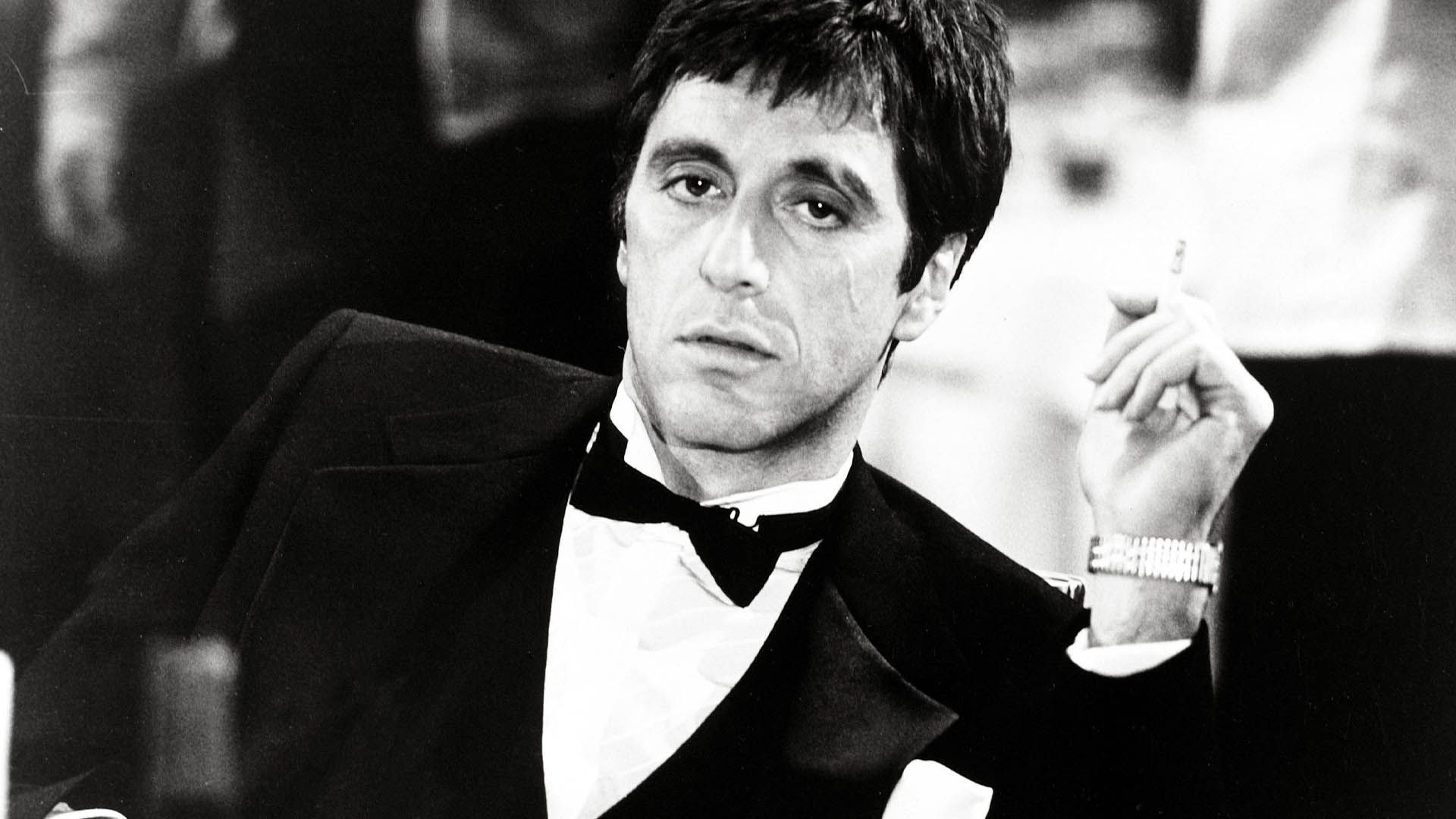 تصویر سیاه و سفید از شخصیت تونی مونتانا با کت و شلوار در فیلم scarface 