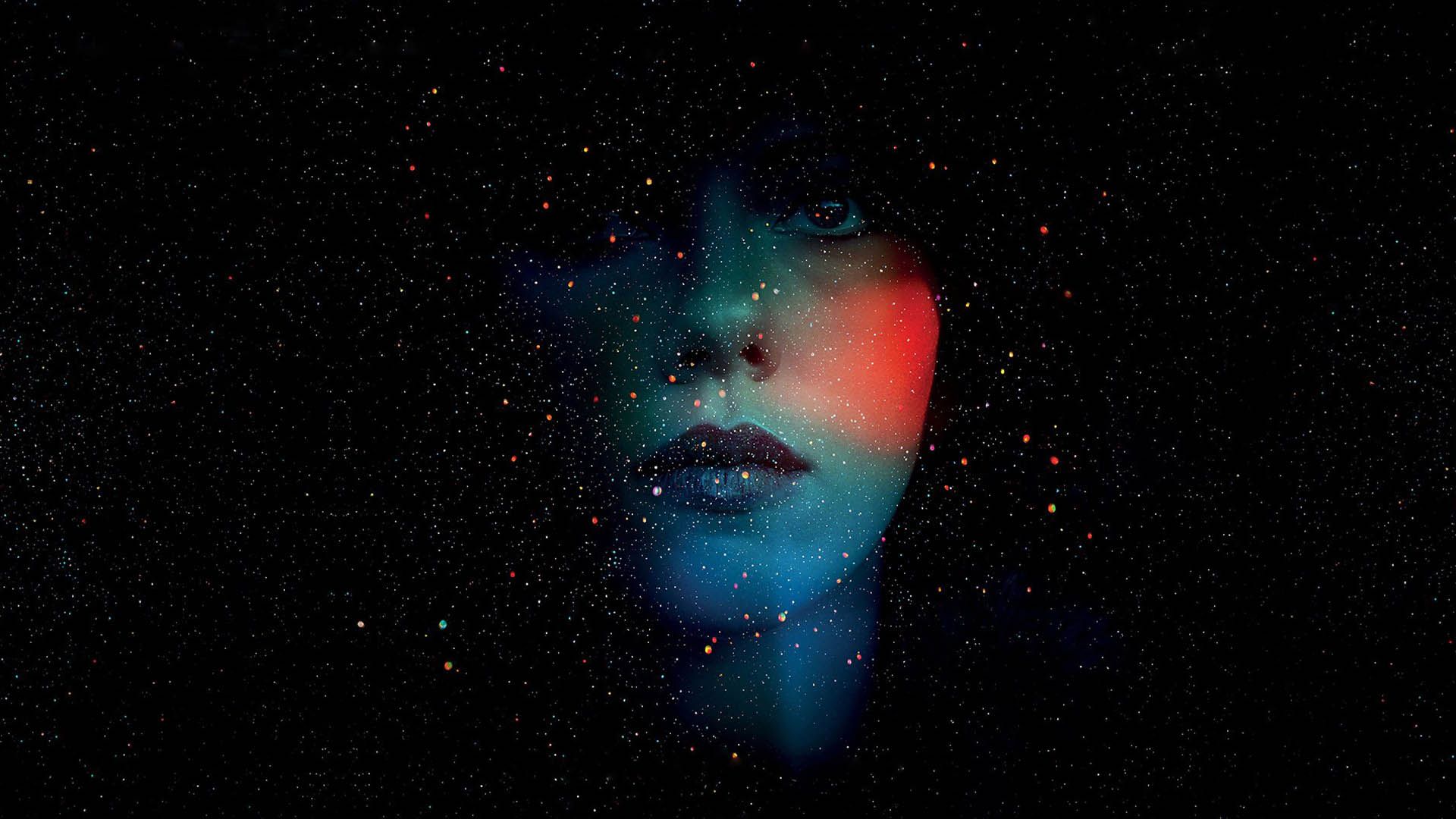 کاور فیلم Under the Skin با تصویری از صورت اسکارلت جوهانسون در میان ستارگان