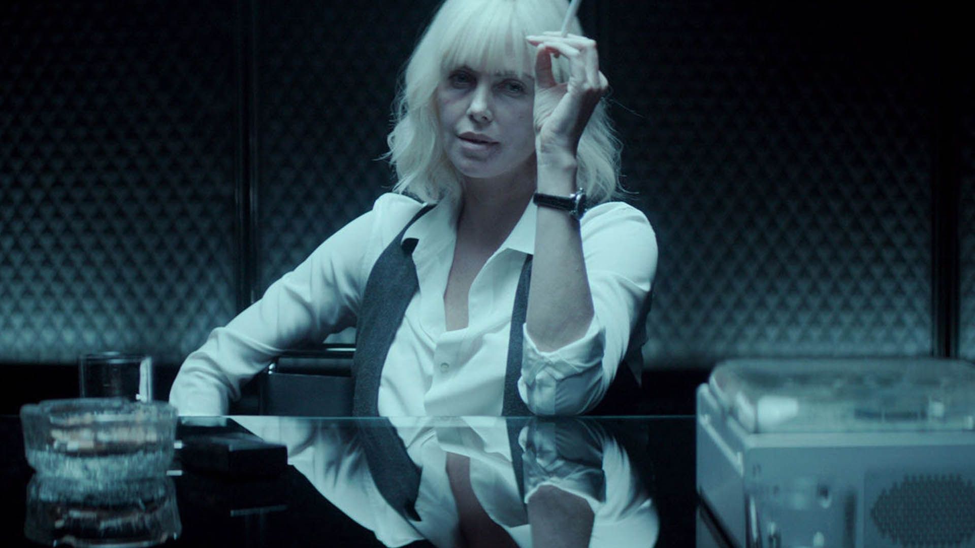 شارلیز ترون به همراه یک سیگار در اتاق بازجویی در فیلم Atomic Blonde