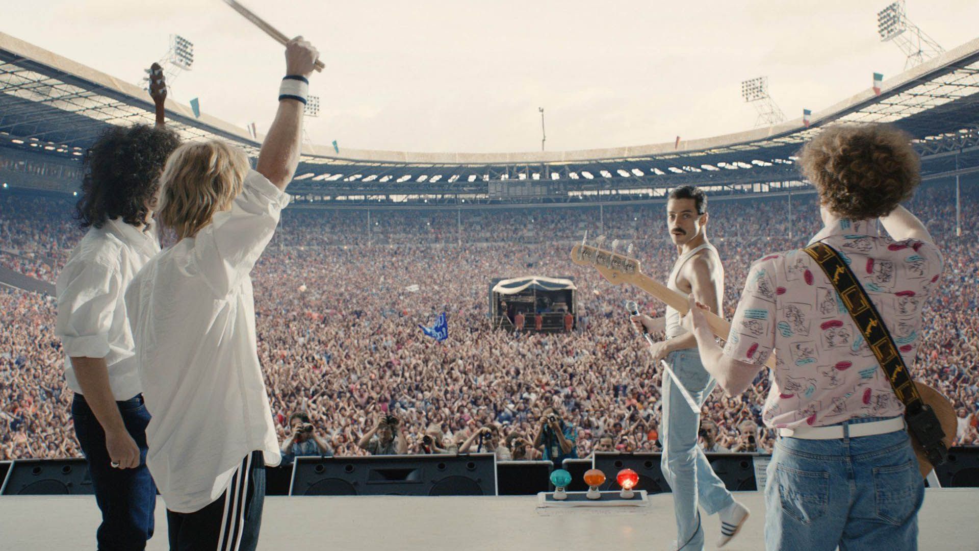 اعضای اصلی گروه کویین در فیلم Bohemian Rhapsody درحال اجرای آهنگ در Live aid