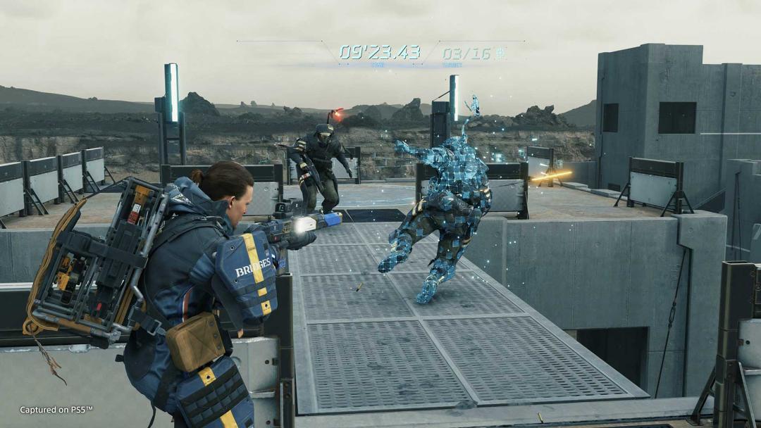 شلیک سم به دشمن‌های هولوگرامی شبیه‌سازی‌شده در بازی Death Stranding Director's Cut پلی استیشن 5