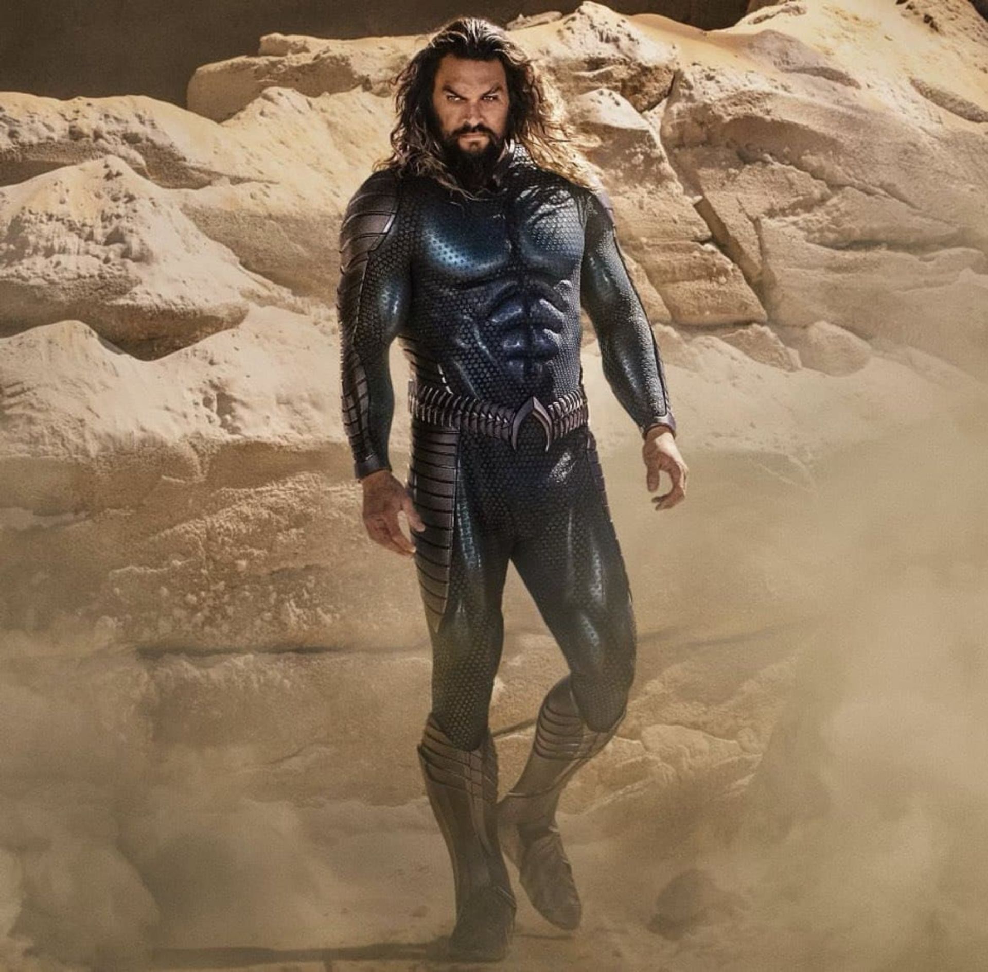 جیسون موموآ در لباس مخفی کاری آکوامن در فیلم Aquaman and the Lost Kingdom