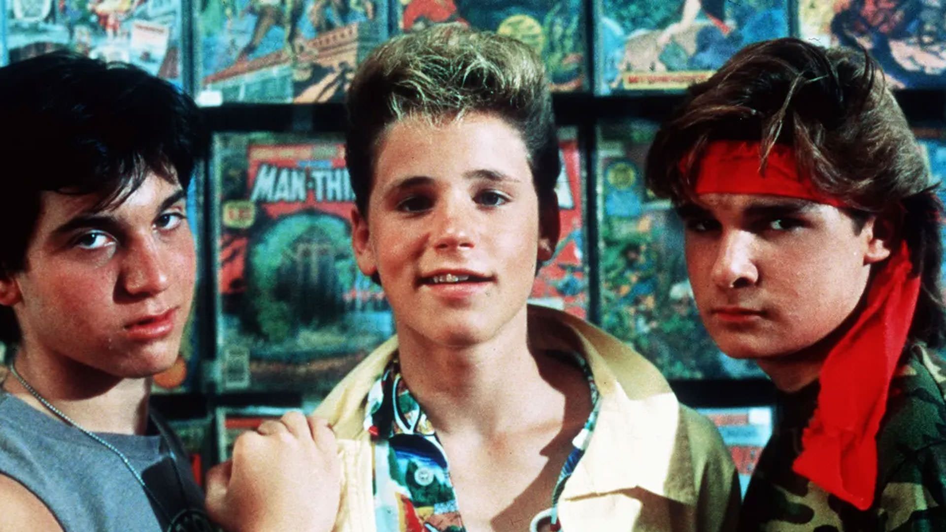 شخصیت های نوجوان فیلم Lost Boys به دوربین نگاه می‌کنند