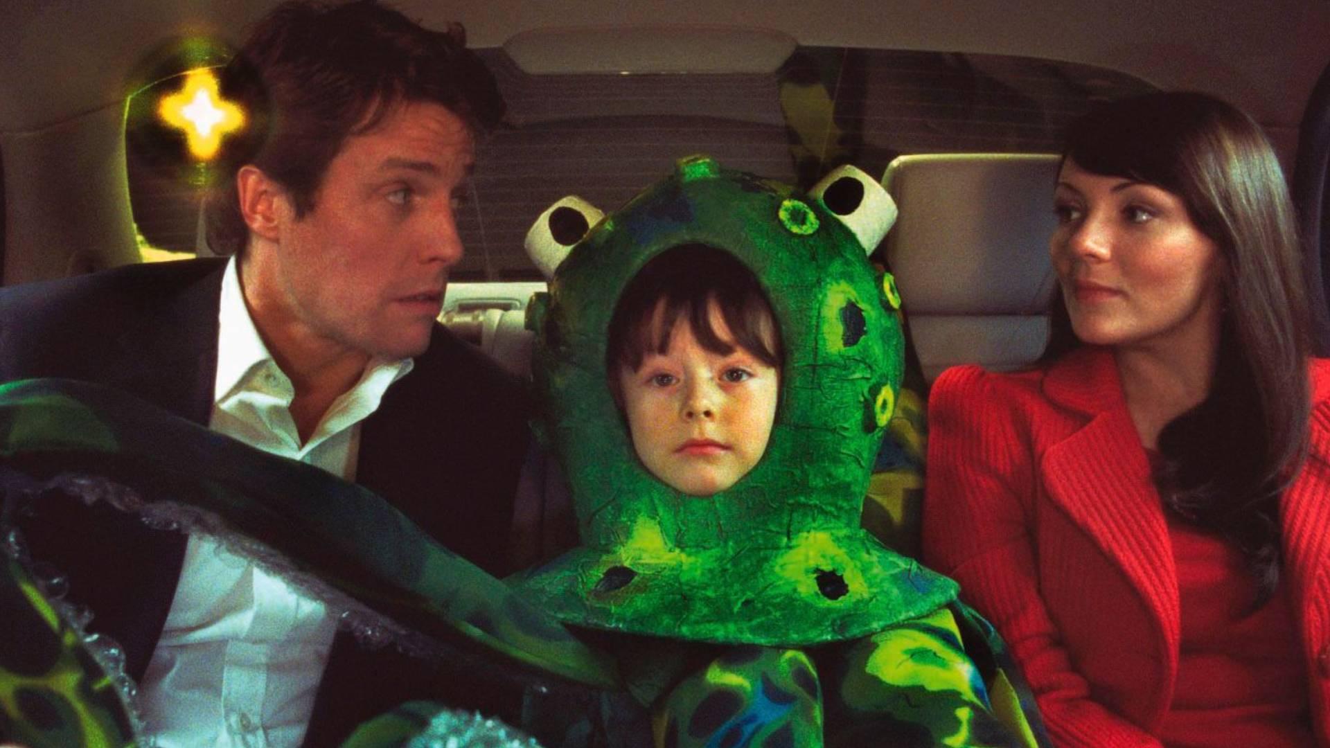 هیو گرنت به همراه مارتین مک‌کاتچون در فیلم Love Actually