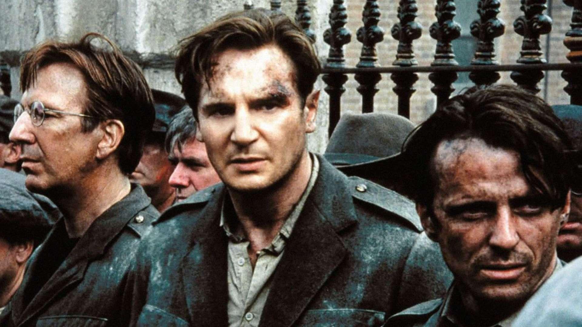 لیام نیسون با لباس و صورتی آلوده در فیلم Michael Collins