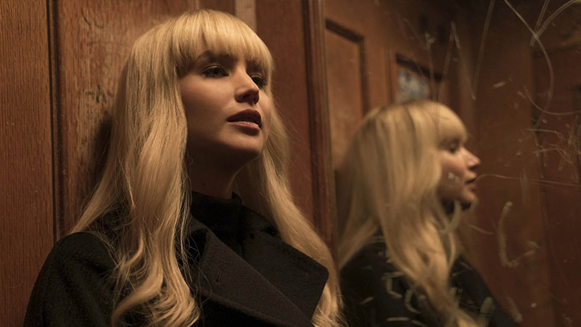 جنیفر لارنس در فیلم Red Sparrow کنار یک آینه ایستاده است