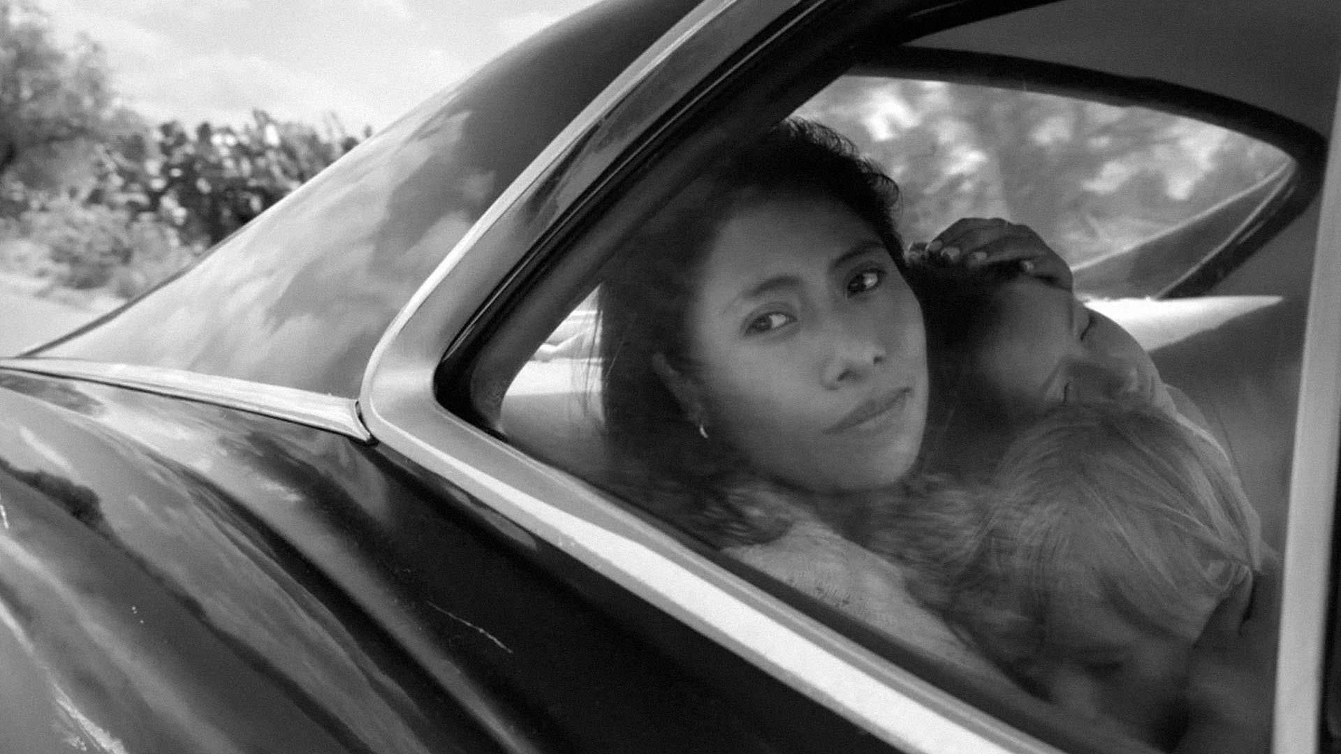 کلیو در ماشین در فیلم Roma