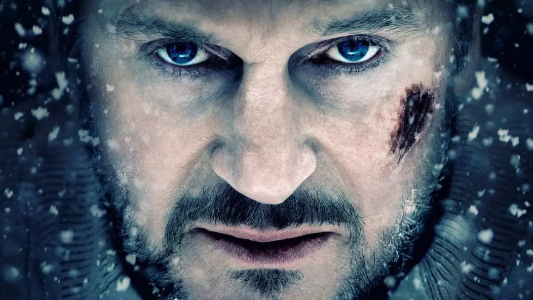 لیام نیسون با صورتی زخمی در فیلم The Grey