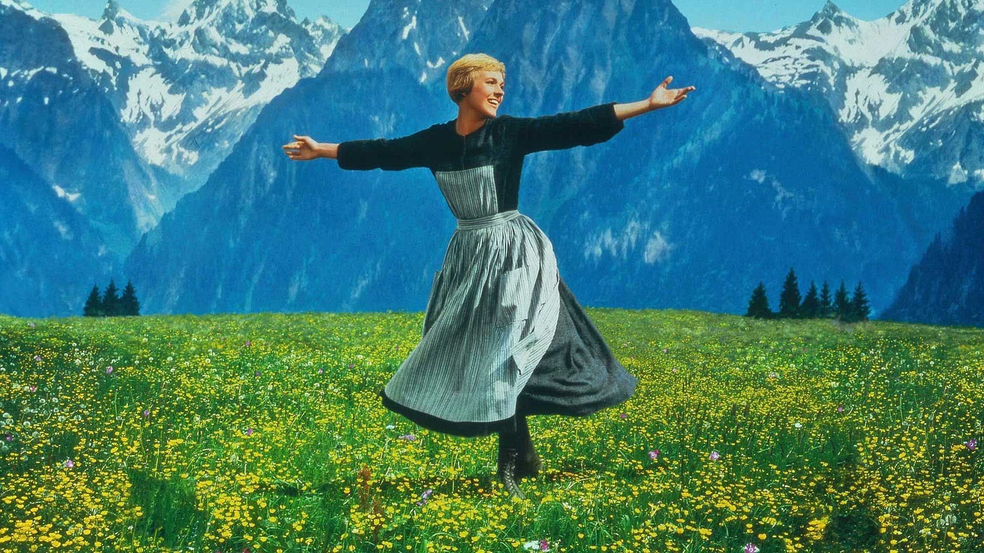 جولی اندروز با لباس بلند میان طبیعت در فیلم The Sound of Music دهه ۶۰ میلادی هالیوود