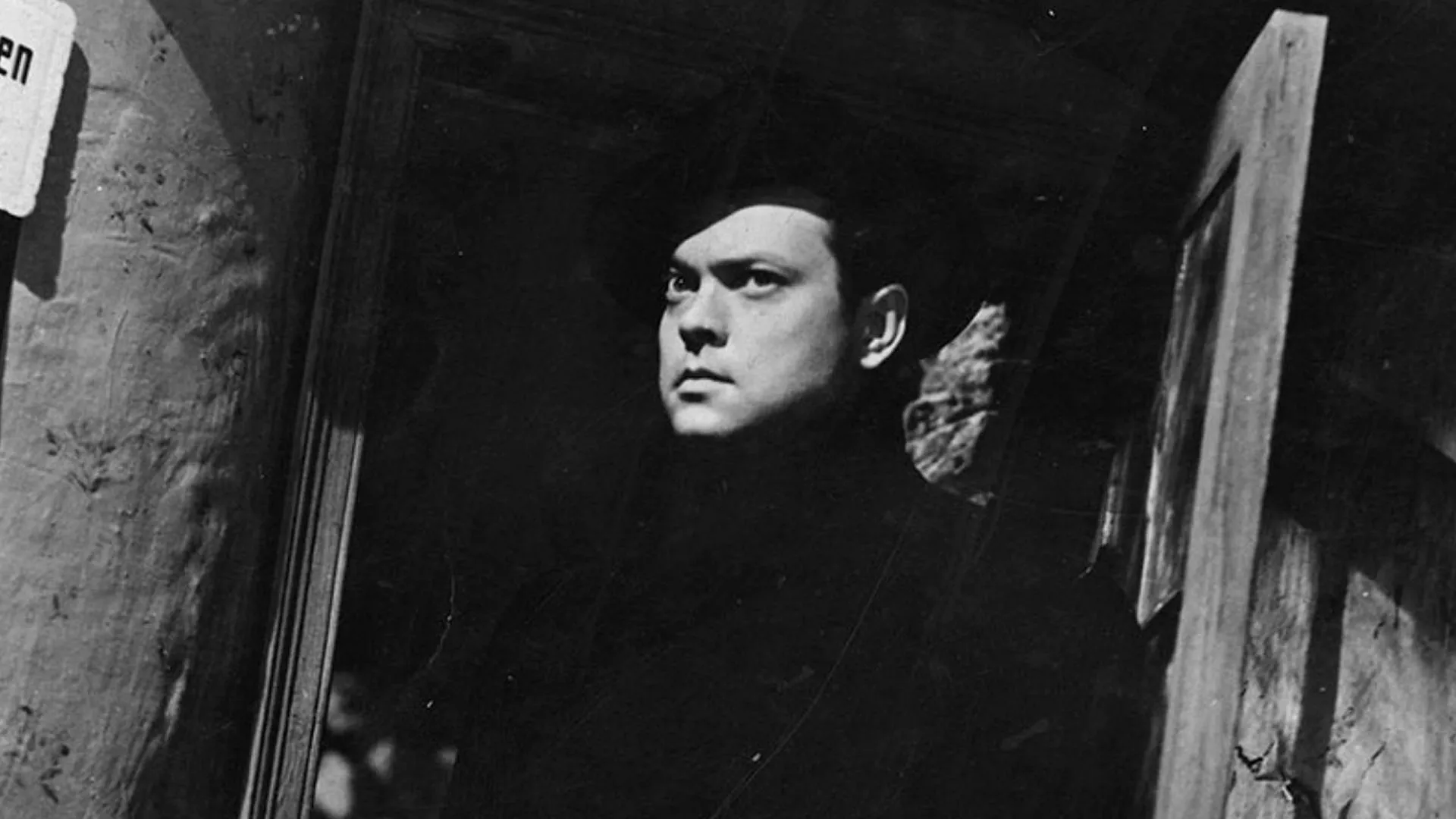 اورسن ولز در فیلم The Third Man در تاریکی ایستاده است