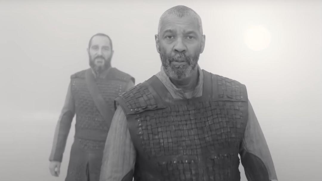 دنزل واشنگتون با زره مخصوص در فیلم The Tragedy of Macbeth