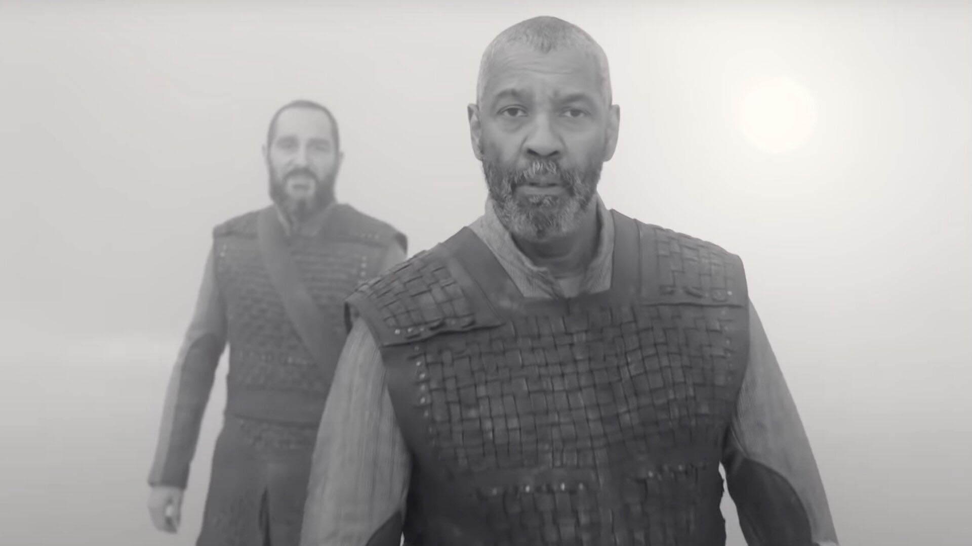 دنزل واشنگتون با زره مخصوص در فیلم The Tragedy of Macbeth