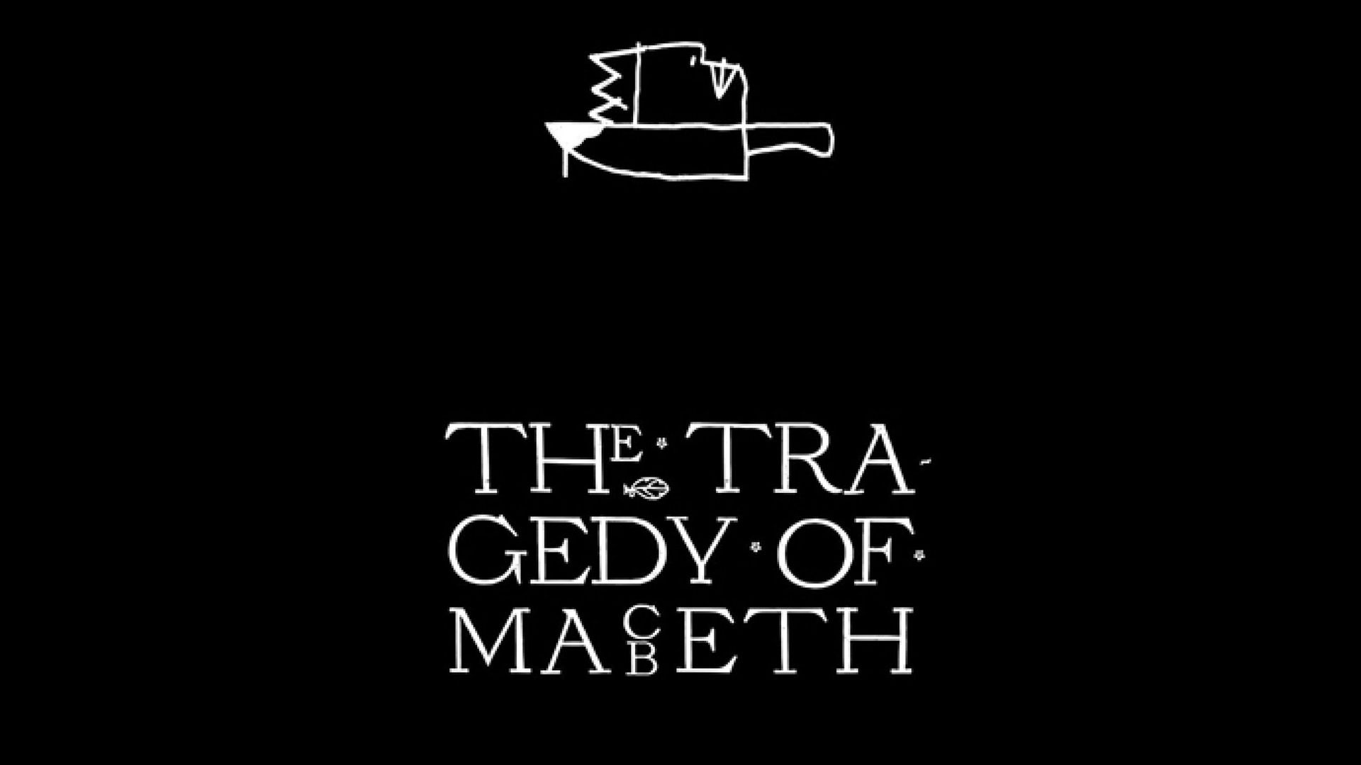 عنوان فیلم The Tragedy of Macbeth روی پس‌زمینه سیاه رنگ به همراه یک سر بریده شده و چاقو