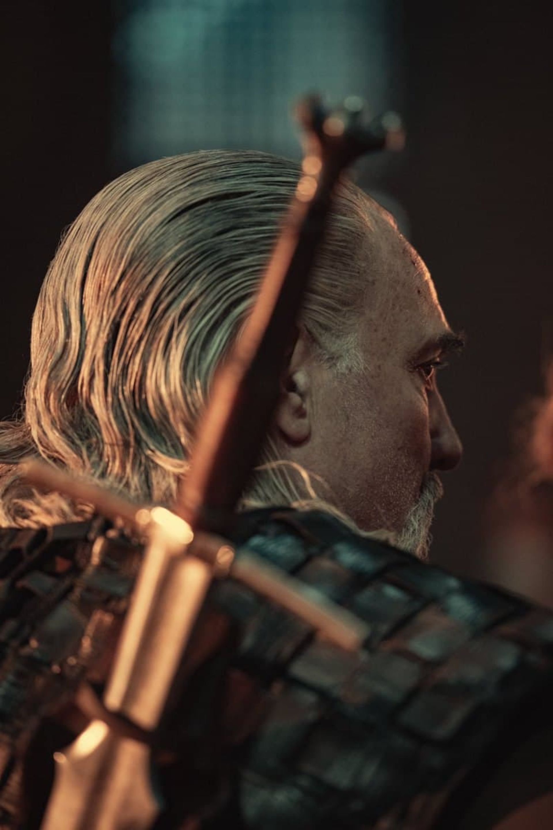 کیم بودنیا در نقش وزمیر از پشت سر در فصل دوم سریال The Witcher