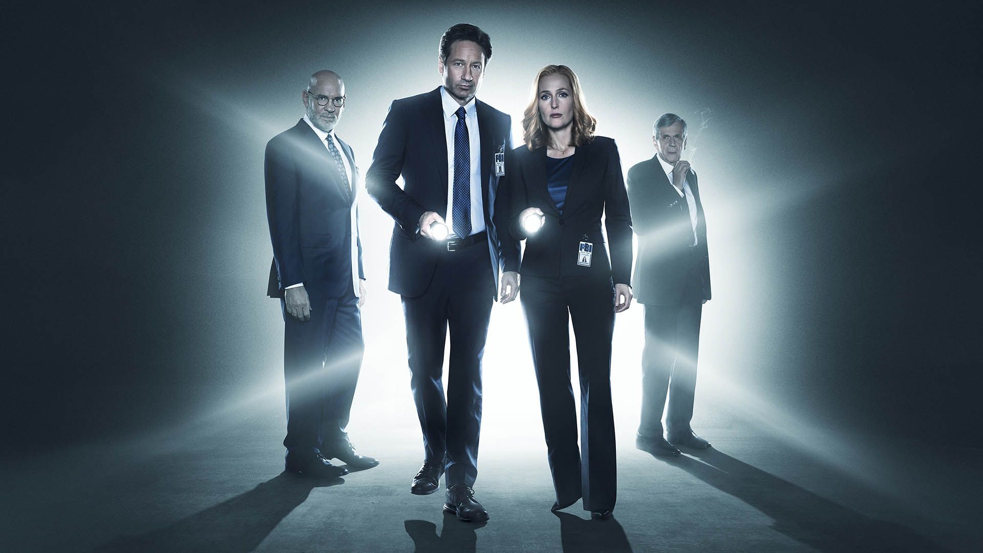 کاور سریال The X-Files با حضور شخصیت های اصلی آن