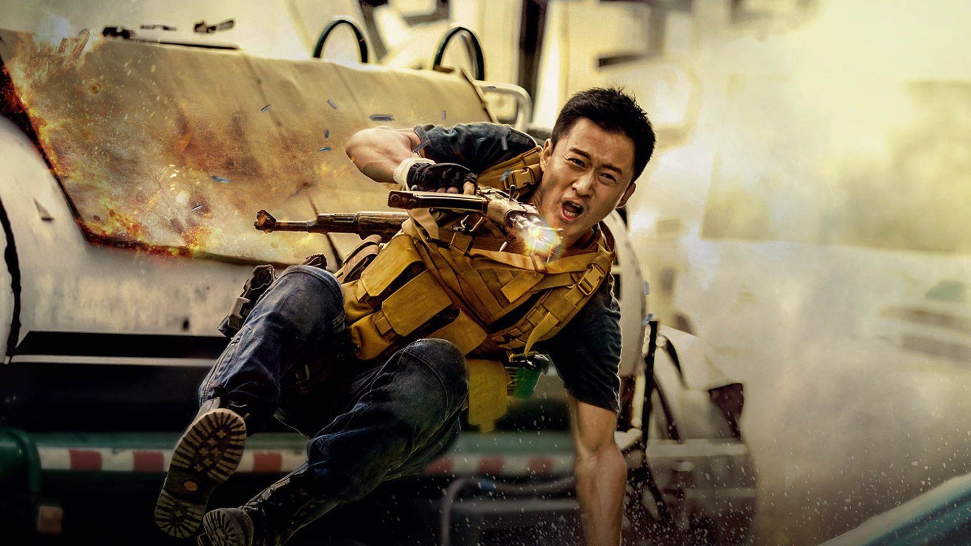 شخصیت اصلی فیلم Wolf Warrior 2 در حال پریدن از روی ماشین و شلیک اسلحه