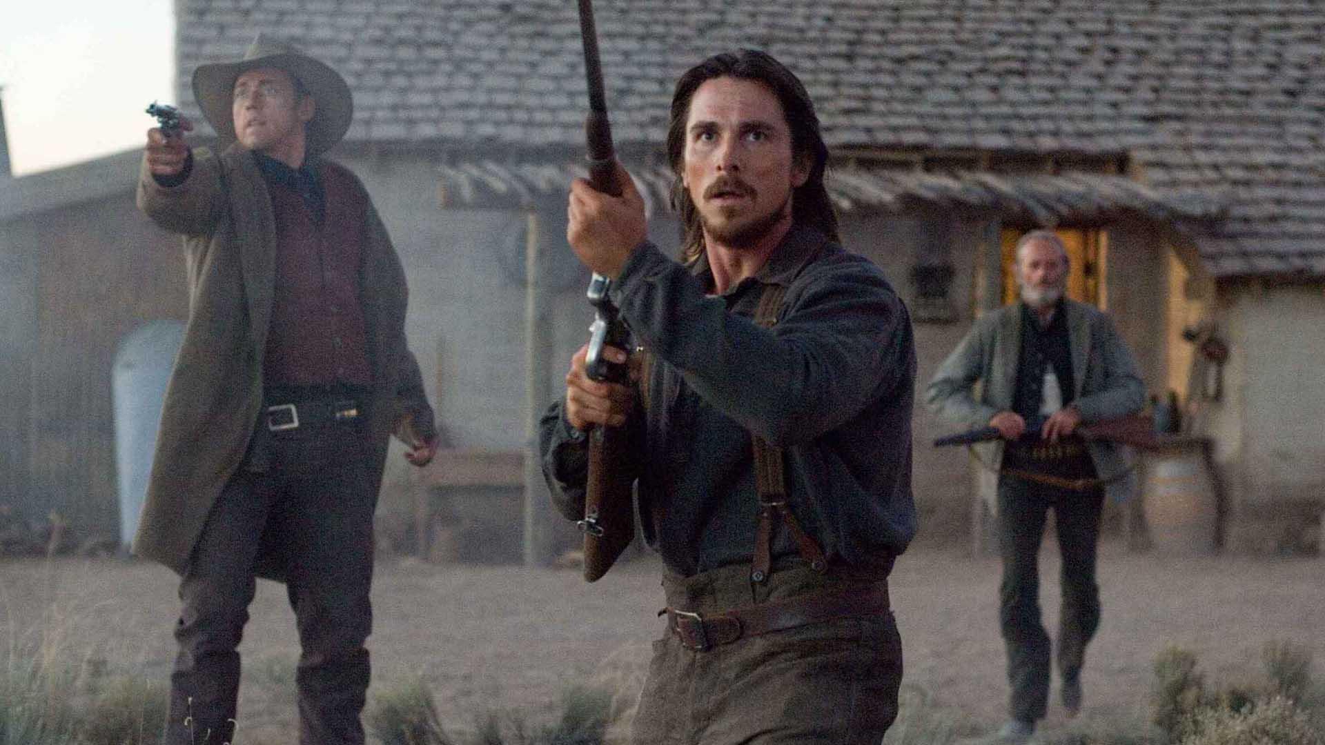 کریستین بیل به همراه دو بازیگر دیگر در فیلم 3:10 to Yuma اسلحه در دست دارند