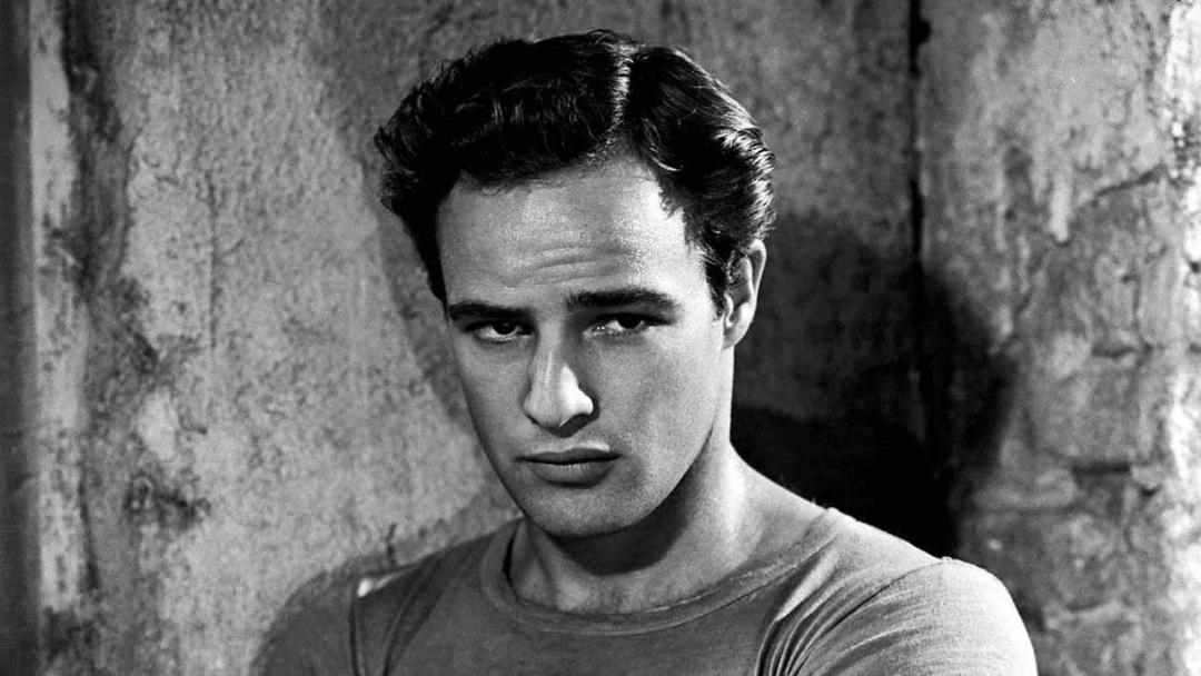 مارلون براندو در تصویر سیاه و سفید فیلم A Streetcar Named Desire الیا کازان