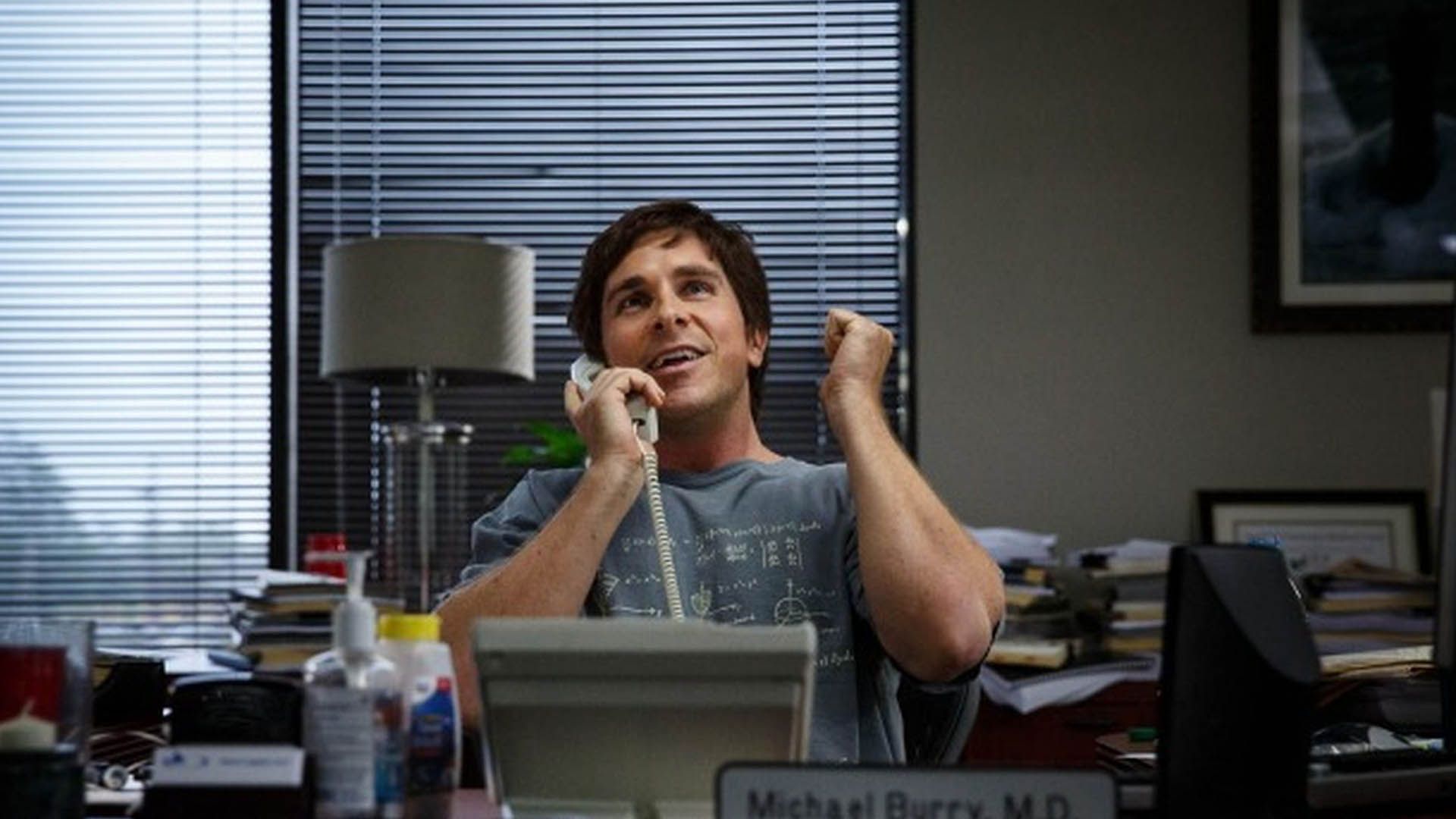 کریستین بیل در حال تلفن صحبت کردن در فیلم The Big Short