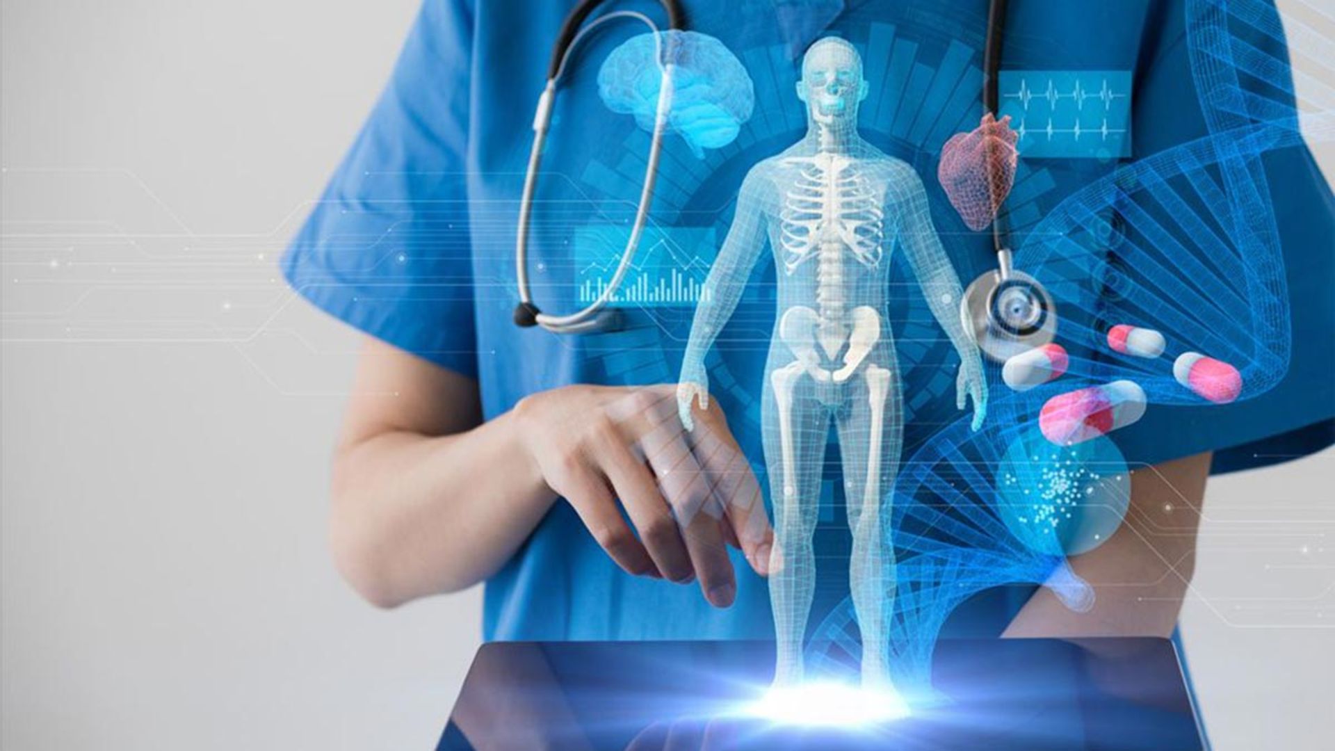 یک دکتر در مقابل آناتومی بدن انسان