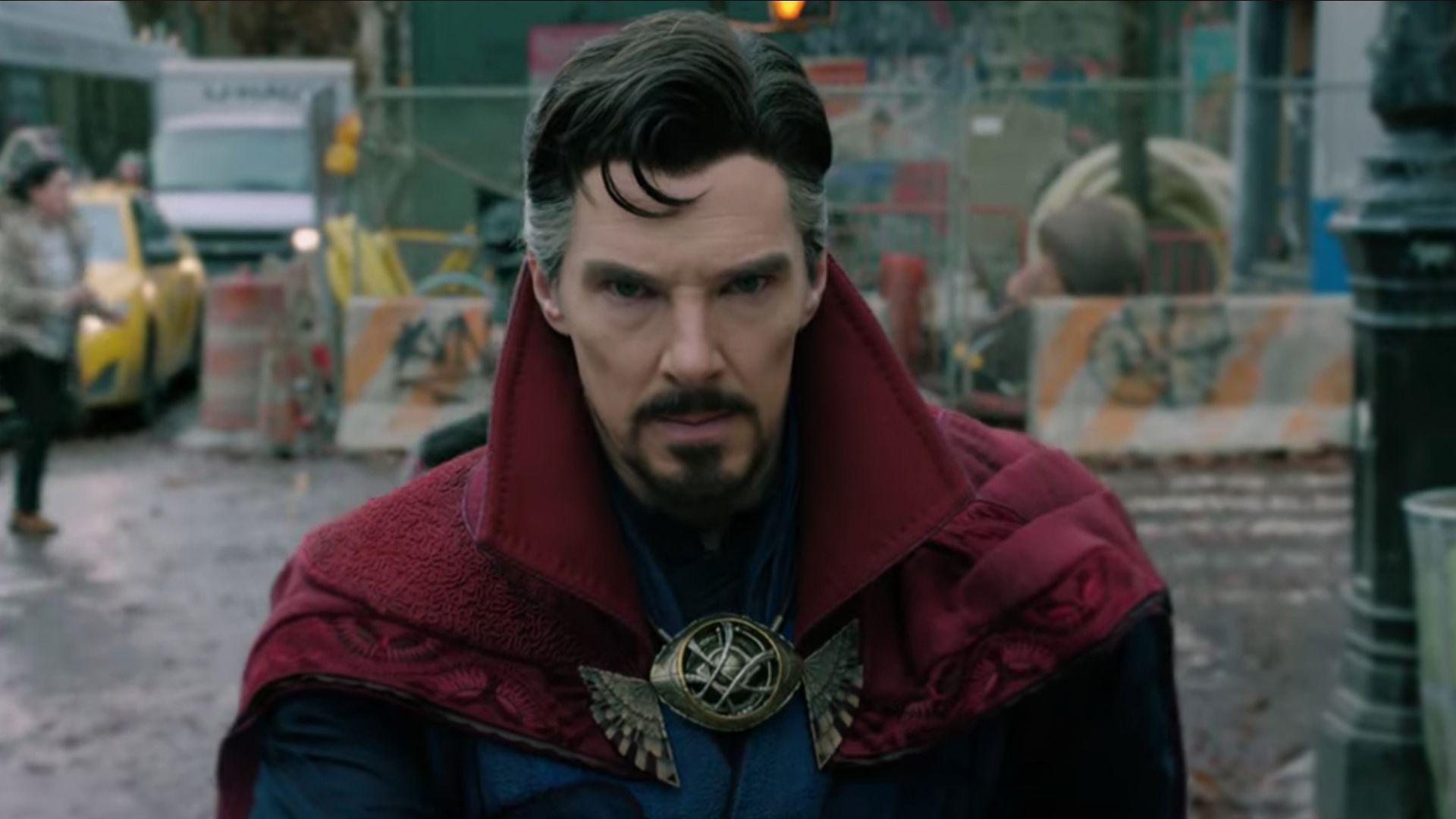 بندیکت کامبربچ با صورتی آشفته در نقش دکتر استرنج در خیابان در فیلم Doctor Strange in the Multiverse of Madness