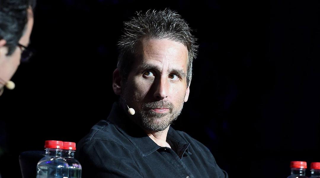 کن لوین (Ken Levine) در حال صحبت در یک نشست خبری یا مصاحبه