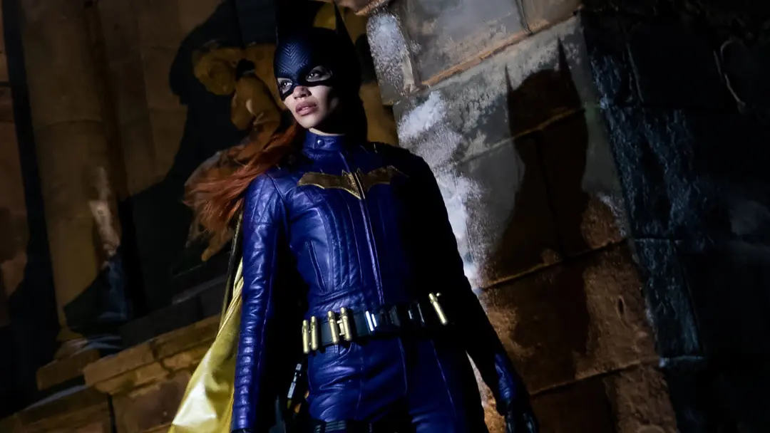 لسلی گریس در نقش بت گرل روی پشت بام در فیلم Batgirl