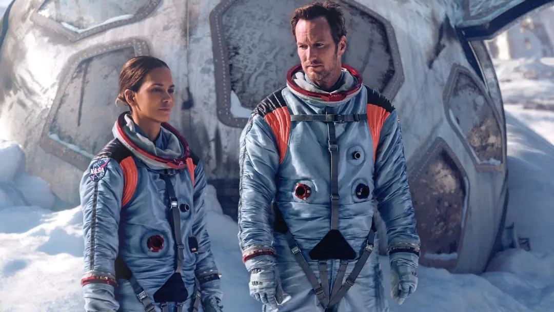 پاتریک ویلسون و هلی بری در فیلم Moonfall