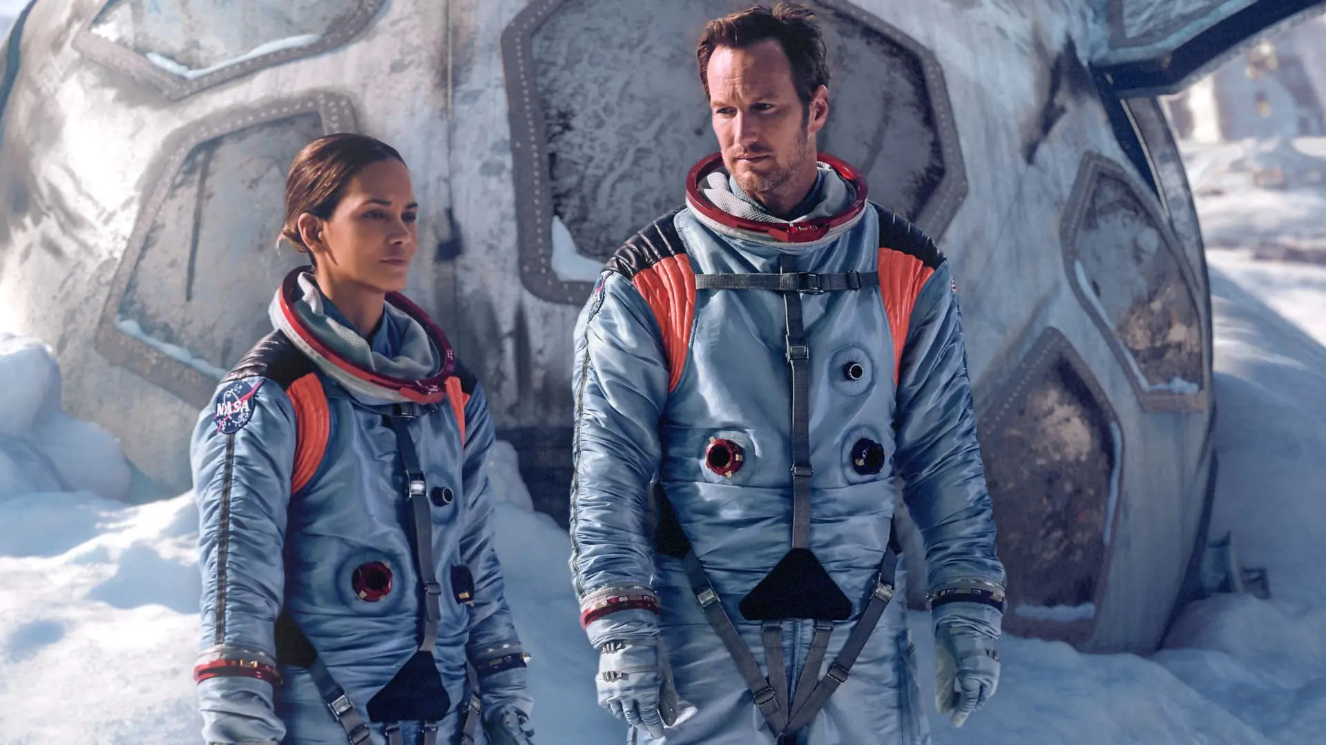 پاتریک ویلسون و هلی بری در فیلم Moonfall