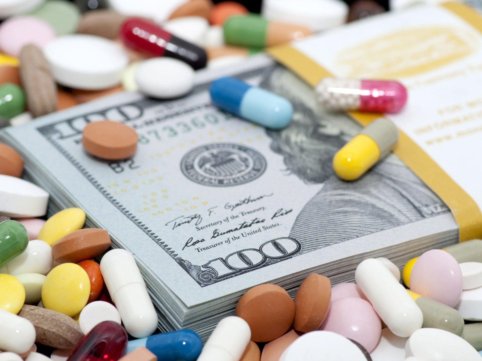 ۱۰۰ دلاری در کنار انواع داروها