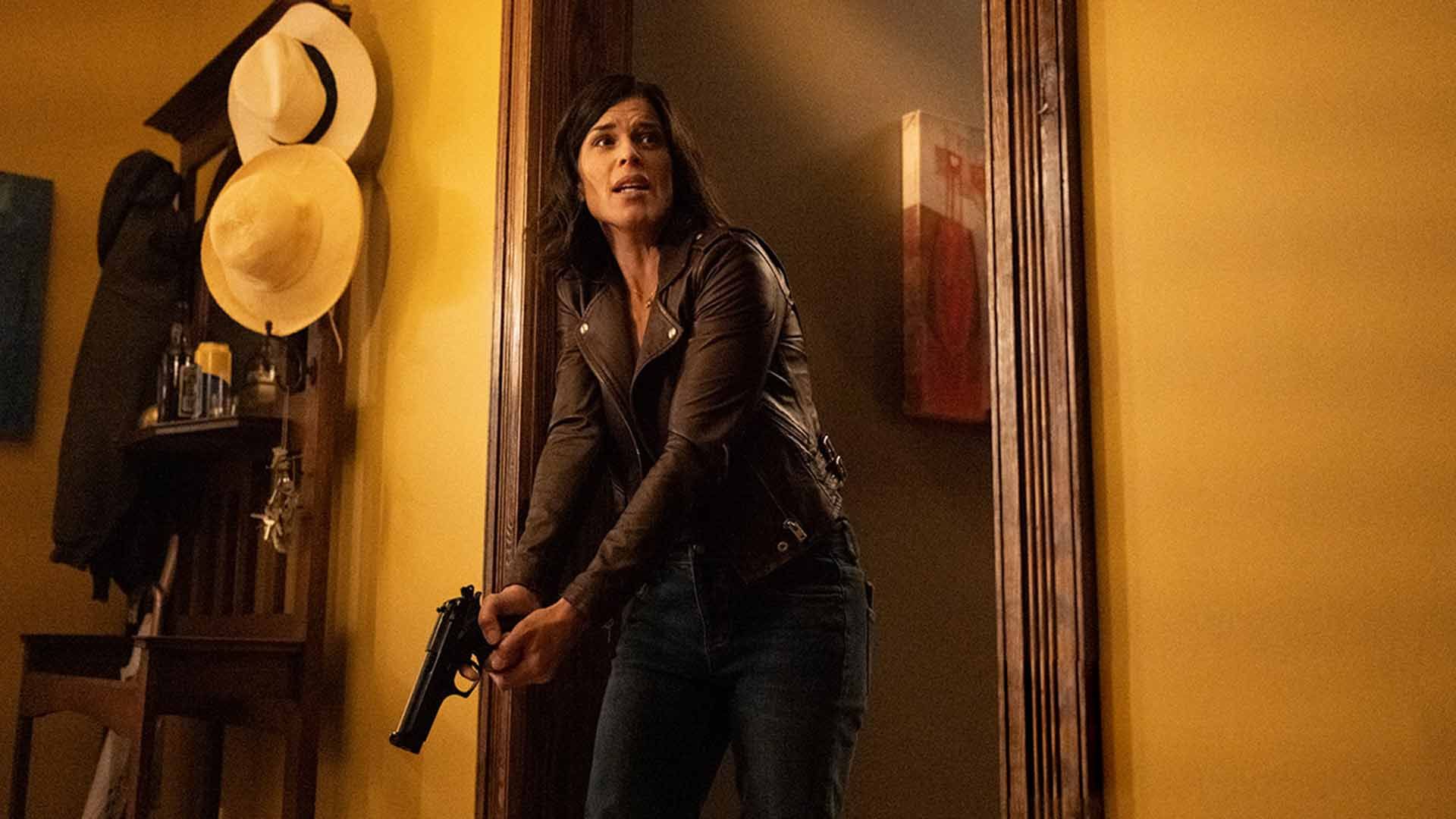 نیوی کمپبل به همراه اسلحه در فیلم Scream 5